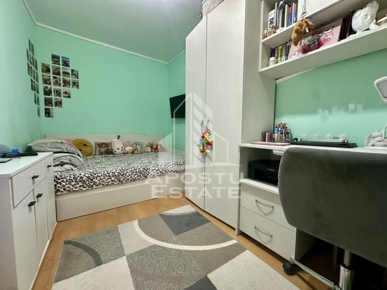 Apartament cu 2 camere de vanzare, zona Sagului, Timisoara - Agentia imobiliara APOSTU ESTATE va ofera spre vanzare un apartament 2 camere, mobilat si utilat, situat in judetul Timis, Timisoara, zona Sagului.
Apartamentul are o suprafata de 43 mp si este situat la etajul 4 intr-un bloc anvelopat cu acoperis din tigla.
- Hol de acces
- Bucatarie
- Living
- Dormitor
- Baie
- Balcon inchis
Confortul termic este asigurat prin intermediul termoficarii si a aparatului de aer conditionat.
Zona cu numeroase facilitati si puncte de interes precum: acces rapid si usor la mijloacele de transport in comun, mall-ul Shopping City la cateva minute distanta, si alte supermarket-uri in apropiere, farmacii, institutii de invatamant, restaurante, baruri, cafenele si multe altele.
Agentia imobiliara Apostu Estate va ofera consultanta bancara gratuita prin intermediul colaboratorilor nostri pentru alegerea celui mai potrivit tip de credit, astfel incat tu sa devi noul proprietar al acestui apartament.
Va asteptam cu drag la o vizionare!
ID intern: CP3063711.