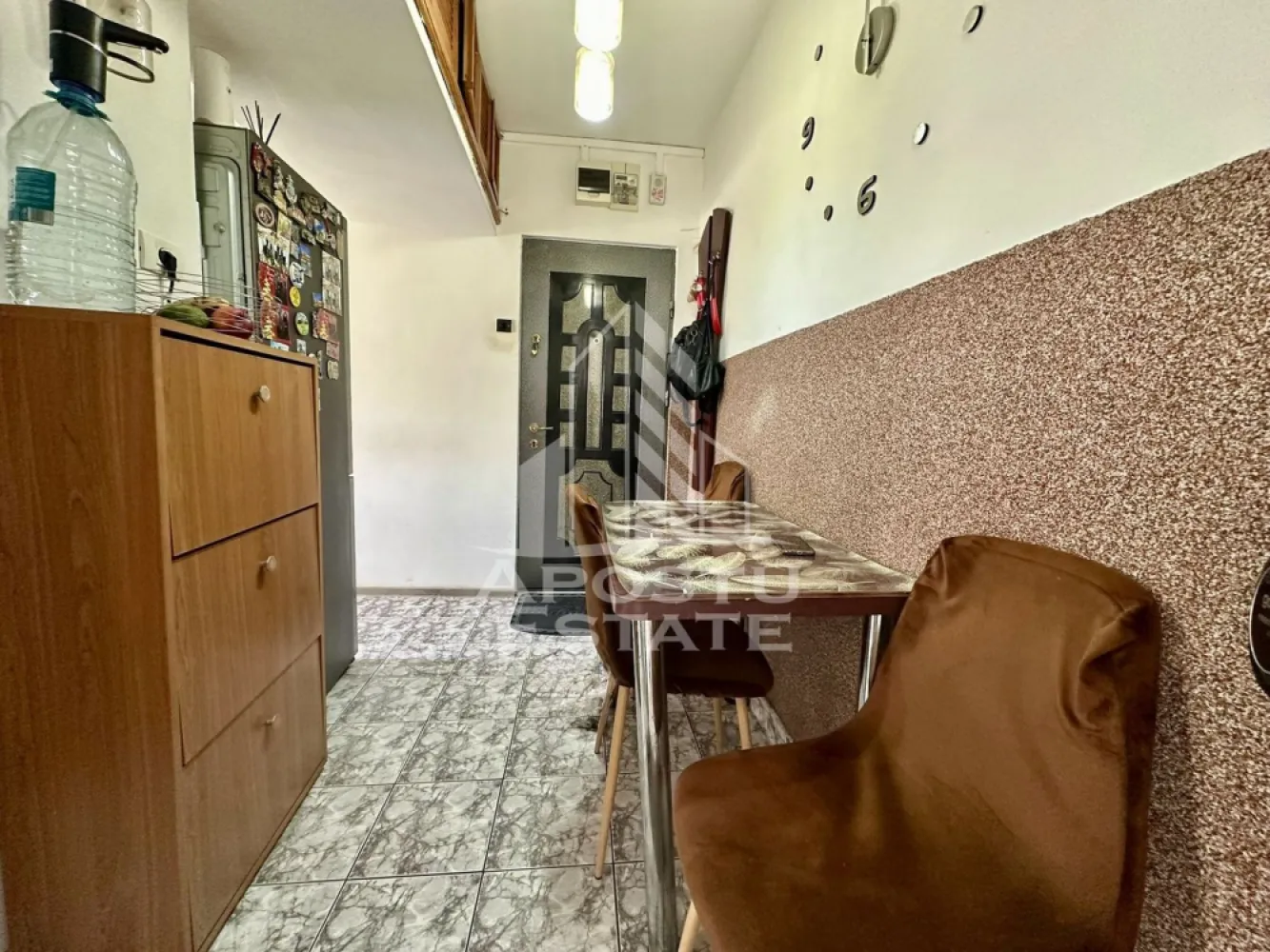 Apartament cu 2 camere de vanzare, zona Sagului, Timisoara - Agentia imobiliara APOSTU ESTATE va ofera spre vanzare un apartament 2 camere, mobilat si utilat, situat in judetul Timis, Timisoara, zona Sagului.
Apartamentul are o suprafata de 43 mp si este situat la etajul 4 intr-un bloc anvelopat cu acoperis din tigla.
- Hol de acces
- Bucatarie
- Living
- Dormitor
- Baie
- Balcon inchis
Confortul termic este asigurat prin intermediul termoficarii si a aparatului de aer conditionat.
Zona cu numeroase facilitati si puncte de interes precum: acces rapid si usor la mijloacele de transport in comun, mall-ul Shopping City la cateva minute distanta, si alte supermarket-uri in apropiere, farmacii, institutii de invatamant, restaurante, baruri, cafenele si multe altele.
Agentia imobiliara Apostu Estate va ofera consultanta bancara gratuita prin intermediul colaboratorilor nostri pentru alegerea celui mai potrivit tip de credit, astfel incat tu sa devi noul proprietar al acestui apartament.
Va asteptam cu drag la o vizionare!
ID intern: CP3063711.