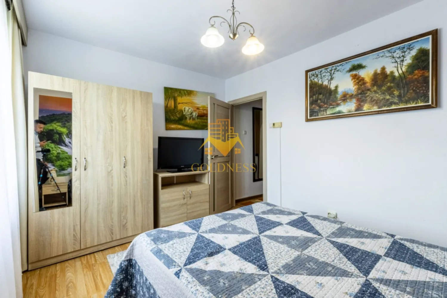 2 camere, decomandate, Gheorgheni, zona Constantin Brancusi, Alverna - GOLDNESS Imobiliare vă propune spre închiriere un apartament cu 2 camere complet mobilat și utilat, la etajul 8 într-un imobil de 9 etaje, în Cartierul Gheorgheni.
Posibilitate de parcare in zona !
Se află în apropierea stațiilor de transport în comun, magazine, restaurante, spații verzi, farmacii, etc. 

Apartamentul este compartimentat astfel:
 - dormitor cu pat matrimonial, noptiere, comoda TV
 - living cu canapea extensibila, spatiu pentru depozitare, TV
 - bucatarie complet mobilata, utilata, loc de luat masa
 - baie cu cabina de dus, calorifer port prosop și dulap pentru depozitare.
 - 2 balcoane de 4 mp

Imobilul este dotat cu toate cele necesare- centrală proprie, mașină de spălat haine, frigider, plită electrică, hotă, etc. 

Dacă sunteți interesați de acest apartament și doriți să îl vizionați, dar și pentru alte oferte nu ezitați să ne contactați telefonic sau prin e-mail. Vă stăm la dispoziție!
Pentru intermediere se percepe un comision de 50% din prețul chiriei!