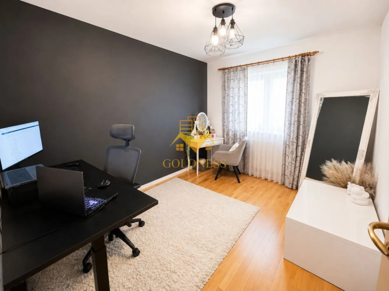 3 camere decomandate, Parcare, Manastur, Big, Mehedinti, Baza sportiva - GOLDNESS Imobiliare vă propune spre închiriere un apartament cu 3 camere complet mobilat și utilat, la etajul 2 într-un imobil de 4 etaje, în Cartierul Manastur .
Parcare exterioara inclusa!
Se află în apropierea stațiilor de transport în comun, magazine, restaurante, spații verzi, farmacii, etc. 

Apartamentul este compartimentat astfel:
 - dormitor cu pat matrimonial, dressing, noptiere
 - camera destinata pentru birou
 - living cu canapea extensibilă, loc de servit masa, TV
 -bucatarie complet utilată și mobilată
 - baie cu cada, calorifer port prosop și dulap pentru depozitare.
 - balcon 5 mp.
 - În cazul în care doriți să aduceți modificări sau îmbunătățiri apartamentului, suntem deschiși să discutăm orice propunere și să analizăm împreună cele mai potrivite soluții

Imobilul este dotat cu toate cele necesare- centrală proprie, frigider, aragaz, hotă, mașină de spălat haine, etc. 

Dacă sunteți interesați de acest apartament și doriți să îl vizionați, dar și pentru alte oferte nu ezitați să ne contactați telefonic sau prin e-mail. Vă stăm la dispoziție!
Pentru intermediere se percepe un comision de 50% din prețul chiriei!