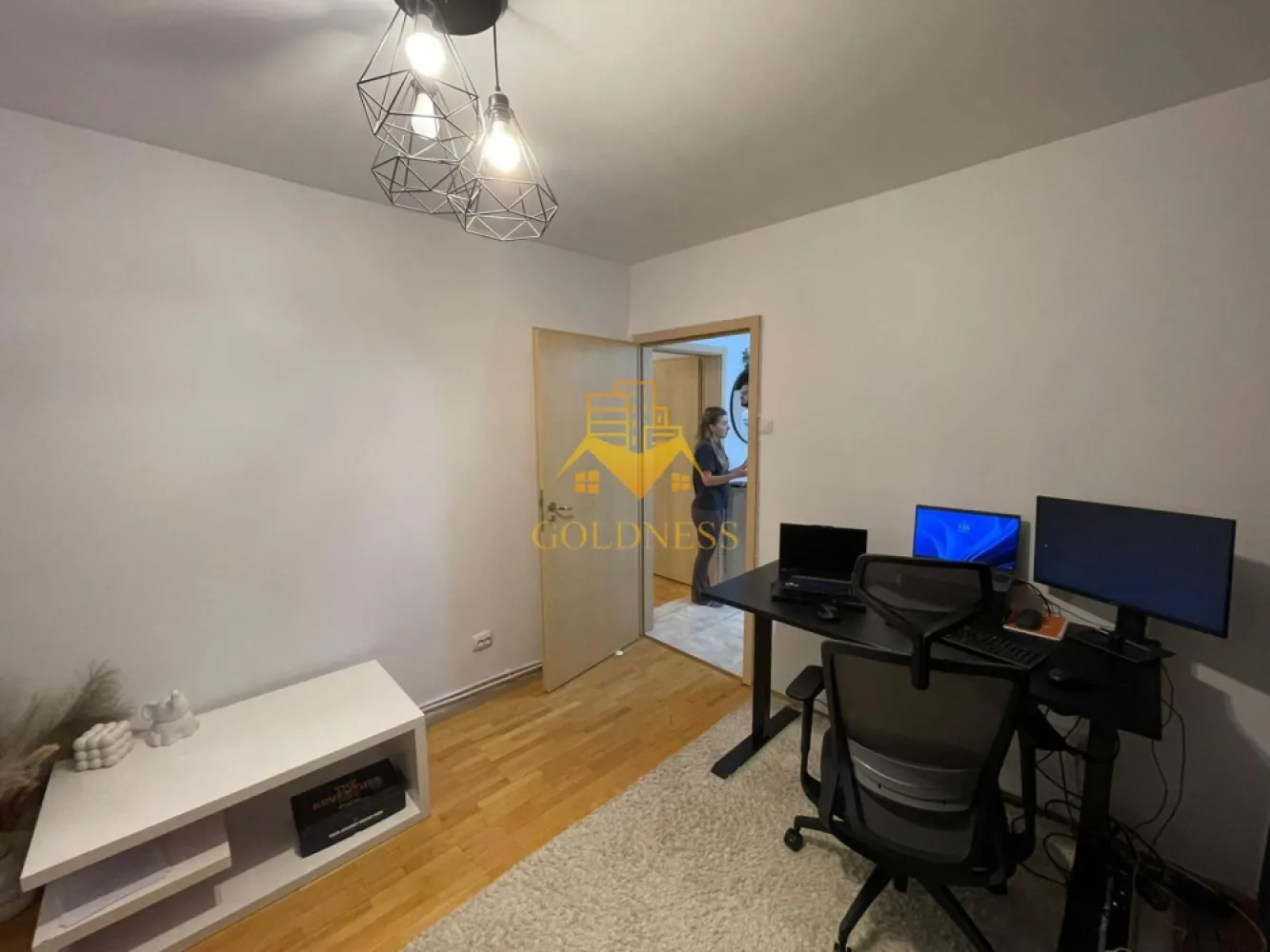 3 camere decomandate, Parcare, Manastur, Big, Mehedinti, Baza sportiva - GOLDNESS Imobiliare vă propune spre închiriere un apartament cu 3 camere complet mobilat și utilat, la etajul 2 într-un imobil de 4 etaje, în Cartierul Manastur .
Parcare exterioara inclusa!
Se află în apropierea stațiilor de transport în comun, magazine, restaurante, spații verzi, farmacii, etc. 

Apartamentul este compartimentat astfel:
 - dormitor cu pat matrimonial, dressing, noptiere
 - camera destinata pentru birou
 - living cu canapea extensibilă, loc de servit masa, TV
 -bucatarie complet utilată și mobilată
 - baie cu cada, calorifer port prosop și dulap pentru depozitare.
 - balcon 5 mp.
 - În cazul în care doriți să aduceți modificări sau îmbunătățiri apartamentului, suntem deschiși să discutăm orice propunere și să analizăm împreună cele mai potrivite soluții

Imobilul este dotat cu toate cele necesare- centrală proprie, frigider, aragaz, hotă, mașină de spălat haine, etc. 

Dacă sunteți interesați de acest apartament și doriți să îl vizionați, dar și pentru alte oferte nu ezitați să ne contactați telefonic sau prin e-mail. Vă stăm la dispoziție!
Pentru intermediere se percepe un comision de 50% din prețul chiriei!