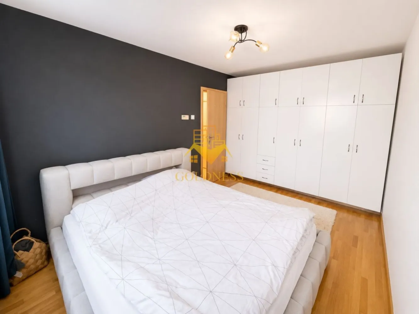 3 camere decomandate, Parcare, Manastur, Big, Mehedinti, Baza sportiva - GOLDNESS Imobiliare vă propune spre închiriere un apartament cu 3 camere complet mobilat și utilat, la etajul 2 într-un imobil de 4 etaje, în Cartierul Manastur .
Parcare exterioara inclusa!
Se află în apropierea stațiilor de transport în comun, magazine, restaurante, spații verzi, farmacii, etc. 

Apartamentul este compartimentat astfel:
 - dormitor cu pat matrimonial, dressing, noptiere
 - camera destinata pentru birou
 - living cu canapea extensibilă, loc de servit masa, TV
 -bucatarie complet utilată și mobilată
 - baie cu cada, calorifer port prosop și dulap pentru depozitare.
 - balcon 5 mp.
 - În cazul în care doriți să aduceți modificări sau îmbunătățiri apartamentului, suntem deschiși să discutăm orice propunere și să analizăm împreună cele mai potrivite soluții

Imobilul este dotat cu toate cele necesare- centrală proprie, frigider, aragaz, hotă, mașină de spălat haine, etc. 

Dacă sunteți interesați de acest apartament și doriți să îl vizionați, dar și pentru alte oferte nu ezitați să ne contactați telefonic sau prin e-mail. Vă stăm la dispoziție!
Pentru intermediere se percepe un comision de 50% din prețul chiriei!