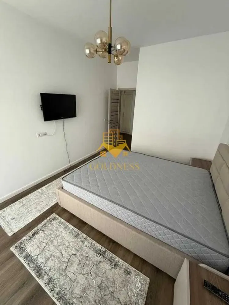2 Camere, Parcare, Elite City, Zona Fabricii, Auchan, Lidl, Iris - GOLDNESS Imobiliare vă propune spre închiriere un apartament cu 2 camere complet mobilat și utilat, la etajul 5 într-un imobil de 7 etaje, în Cartierul Iris.
Dispune de parcare subterana contra cost 50 euro!
Se află în apropierea stațiilor de transport în comun, magazine, restaurante, spații verzi, farmacii, etc. 

Apartamentul este compartimentat astfel:
 - dormitor cu pat matrimonial, noptiere, tv
 - living cu bucatarie open space complet utilată și mobilată, canapea extensibilă, loc de servit masa, TV, dulapuri pentru depozitat
 - baie cu cada, calorifer port prosop și dulap pentru depozitare.
 - terasa de 13 mp.

Imobilul este dotat cu toate cele necesare- frigider, aragaz, hotă, mașină de spălat haine si vase, AC, etc. 

Dacă sunteți interesați de acest apartament și doriți să îl vizionați, dar și pentru alte oferte nu ezitați să ne contactați telefonic sau prin e-mail. Vă stăm la dispoziție!
Pentru intermediere se percepe un comision de 50% din prețul chiriei!