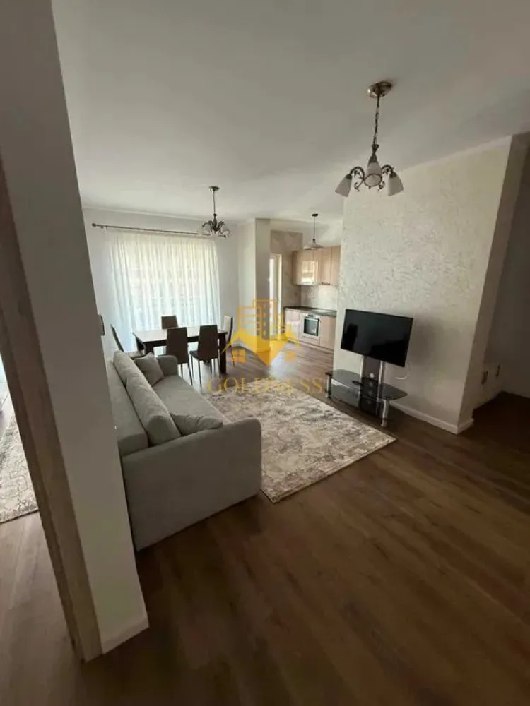 2 Camere, Parcare, Elite City, Zona Fabricii, Auchan, Lidl, Iris - GOLDNESS Imobiliare vă propune spre închiriere un apartament cu 2 camere complet mobilat și utilat, la etajul 5 într-un imobil de 7 etaje, în Cartierul Iris.
Dispune de parcare subterana contra cost 50 euro!
Se află în apropierea stațiilor de transport în comun, magazine, restaurante, spații verzi, farmacii, etc. 

Apartamentul este compartimentat astfel:
 - dormitor cu pat matrimonial, noptiere, tv
 - living cu bucatarie open space complet utilată și mobilată, canapea extensibilă, loc de servit masa, TV, dulapuri pentru depozitat
 - baie cu cada, calorifer port prosop și dulap pentru depozitare.
 - terasa de 13 mp.

Imobilul este dotat cu toate cele necesare- frigider, aragaz, hotă, mașină de spălat haine si vase, AC, etc. 

Dacă sunteți interesați de acest apartament și doriți să îl vizionați, dar și pentru alte oferte nu ezitați să ne contactați telefonic sau prin e-mail. Vă stăm la dispoziție!
Pentru intermediere se percepe un comision de 50% din prețul chiriei!