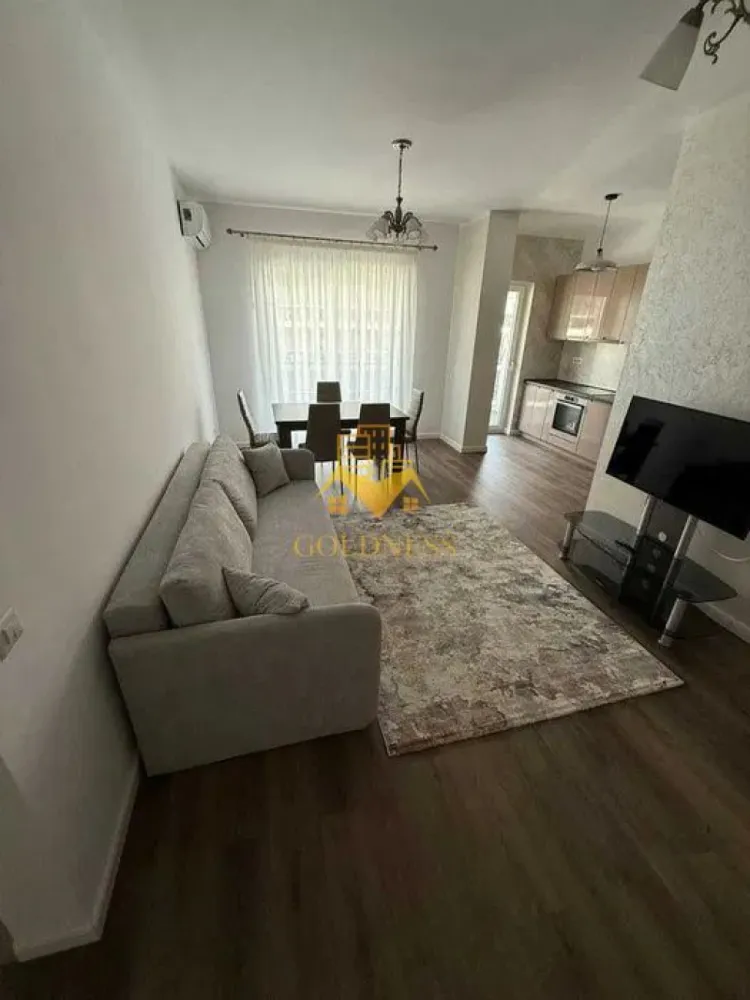 2 Camere, Parcare, Elite City, Zona Fabricii, Auchan, Lidl, Iris - GOLDNESS Imobiliare vă propune spre închiriere un apartament cu 2 camere complet mobilat și utilat, la etajul 5 într-un imobil de 7 etaje, în Cartierul Iris.
Dispune de parcare subterana contra cost 50 euro!
Se află în apropierea stațiilor de transport în comun, magazine, restaurante, spații verzi, farmacii, etc. 

Apartamentul este compartimentat astfel:
 - dormitor cu pat matrimonial, noptiere, tv
 - living cu bucatarie open space complet utilată și mobilată, canapea extensibilă, loc de servit masa, TV, dulapuri pentru depozitat
 - baie cu cada, calorifer port prosop și dulap pentru depozitare.
 - terasa de 13 mp.

Imobilul este dotat cu toate cele necesare- frigider, aragaz, hotă, mașină de spălat haine si vase, AC, etc. 

Dacă sunteți interesați de acest apartament și doriți să îl vizionați, dar și pentru alte oferte nu ezitați să ne contactați telefonic sau prin e-mail. Vă stăm la dispoziție!
Pentru intermediere se percepe un comision de 50% din prețul chiriei!