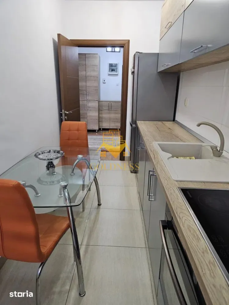 2 camere, parcare subterana, Cartier Buna Ziua, Bonjour Residence,LIDL - GOLDNESS Imobiliare vă propune spre închiriere un apartament cu 2 camere complet mobilat și utilat, la etajul 3 într-un imobil de 8 etaje, în Cartierul Bună Ziua .
 Dispune de loc de parcare subteran. 
Se află în apropierea stațiilor de transport în comun, magazine, restaurante, spații verzi, farmacii, etc. 
 Apartamentul este compartimentat astfel:
 - dormitor cu pat matrimonial, dressing, noptiere
 - living cu canapea extensibila, spatiu pentru depozitare
 - bucatarie complet mobilata, utilata, loc de luat masa
 - baie cu cadă, calorifer port prosop și dulap pentru depozitare.
 - terasă de 15 mp.

Imobilul este dotat cu toate cele necesare- centrală proprie, frigider, aragaz, hotă, mașină de spălat haine,   etc. 

Dacă sunteți interesați de acest apartament și doriți să îl vizionați, dar și pentru alte oferte nu ezitați să ne contactați telefonic sau prin e-mail. Vă stăm la dispoziție!
Pentru intermediere se percepe un comision de 50% din prețul chiriei!