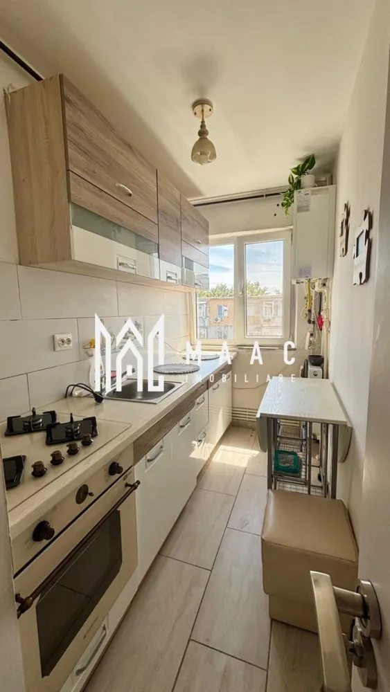 Apartament 2 camere I Renovat I KM 4–5 I Constanța I COMISION ZERO - MAAC Imobiliare vă propune spre vânzare un apartament de 2 camere, nedecomandat, situat în Constanța, zona KM 4–5, Prelungirea Liliacului, în imediata apropiere a Școlii Gimnaziale nr. 37. Suprafață: 37 mp utili Balcon: 3 mp Caracteristici principale: Etaj 4/4 Complet renovat Centrală proprie pe gaz Aer condiționat Baie cu cabină de duș Se vinde mobilat și utilat complet Gata de mutare Apartament luminos și bine întreținut Avantaje pentru locuit: Zonă bine cotată, liniștită Școală, grădiniță, magazine, mall și stație de autobuz în apropiere Acces facil către principalele puncte de interes ale orașului Costuri reduse de întreținere Avantaje pentru investiție: Zonă cu cerere constantă de închiriere Chirie estimată: 350 – 400 €/lună Randament bun raportat la preț Nu necesită investiții suplimentare, se poate închiria imediat Proprietatea este ideală atât pentru locuit personal, cât și pentru investiție sigură cu randament imediat. Pentru mai multe detalii sau pentru a programa o vizionare, nu ezitați să ne contactați. Menționați ID-ul anunțului: CP2898016. }}