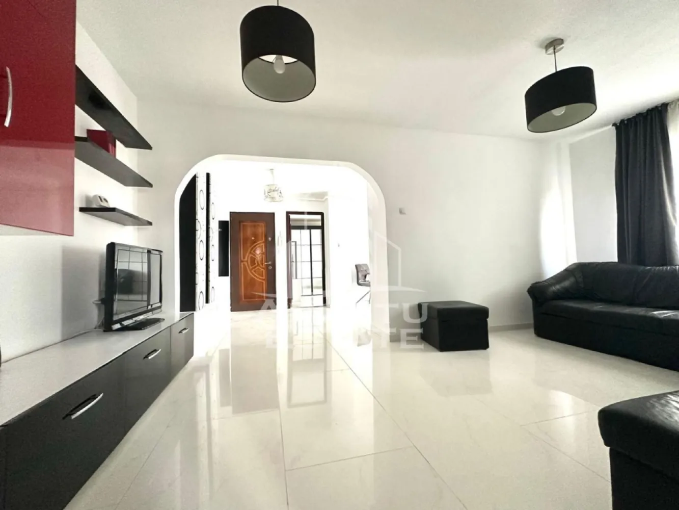 Apartament 3 camere zona Polivalenta - APOSTU ESTATE va propune spre inchiriere apartament cu 3 camere de inchiriat, situat in zona Polivalenta, la etajul 4 din 4, intr-o locatie accesibila si apreciata pentru apropierea de punctele de interes ale orasului.

Locuinta este complet mobilata si utilata, fiind dotata cu centrala proprie, aragaz, hota, cuptor cu microunde, frigider, masina de spalat rufe, aer conditionat si TV, oferind tot confortul necesar pentru o mutare imediata.

Apartamentul este ideal pentru un cuplu, studenti sau o familie care isi doreste un camin confortabil si bine compartimentat.

Perioada minima de inchiriere este de 1 an.
Nu se accepta animale de companie.
Nu se accepta fumatori.

Pentru mai multe detalii sau pentru programarea unei vizionari, echipa Apostu Estate va sta cu profesionalism si promptitudine la dispozitie dumneavoastra.
CP3162952