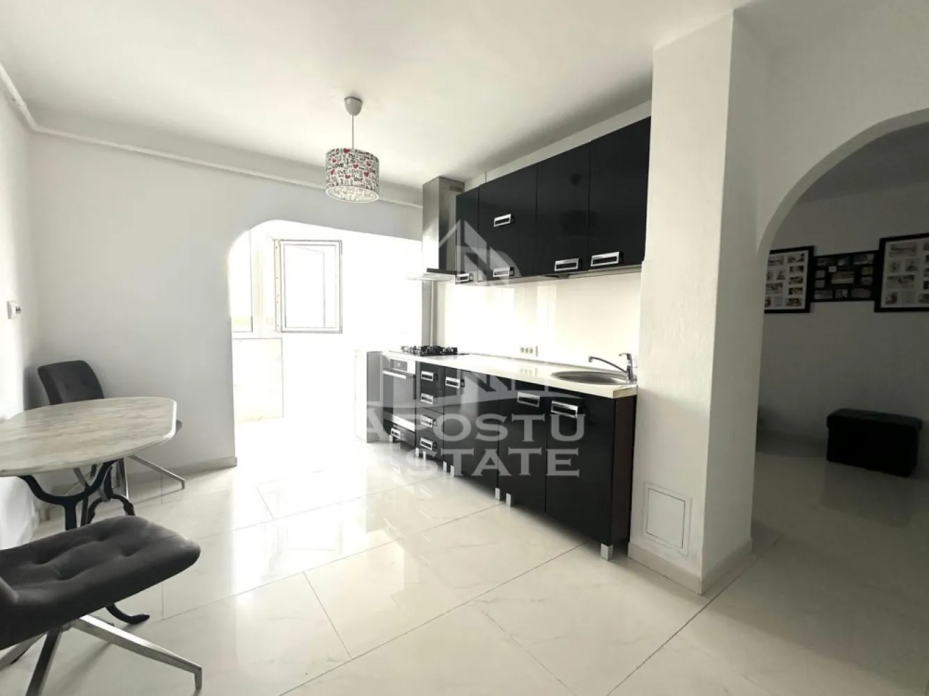 Apartament 3 camere zona Polivalenta - APOSTU ESTATE va propune spre inchiriere apartament cu 3 camere de inchiriat, situat in zona Polivalenta, la etajul 4 din 4, intr-o locatie accesibila si apreciata pentru apropierea de punctele de interes ale orasului.

Locuinta este complet mobilata si utilata, fiind dotata cu centrala proprie, aragaz, hota, cuptor cu microunde, frigider, masina de spalat rufe, aer conditionat si TV, oferind tot confortul necesar pentru o mutare imediata.

Apartamentul este ideal pentru un cuplu, studenti sau o familie care isi doreste un camin confortabil si bine compartimentat.

Perioada minima de inchiriere este de 1 an.
Nu se accepta animale de companie.
Nu se accepta fumatori.

Pentru mai multe detalii sau pentru programarea unei vizionari, echipa Apostu Estate va sta cu profesionalism si promptitudine la dispozitie dumneavoastra.
CP3162952