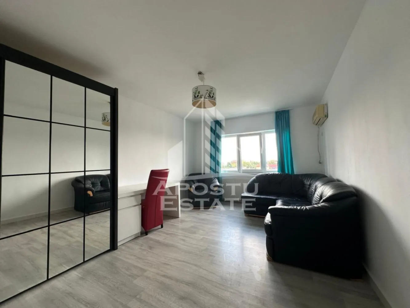 Apartament 3 camere zona Polivalenta - APOSTU ESTATE va propune spre inchiriere apartament cu 3 camere de inchiriat, situat in zona Polivalenta, la etajul 4 din 4, intr-o locatie accesibila si apreciata pentru apropierea de punctele de interes ale orasului.

Locuinta este complet mobilata si utilata, fiind dotata cu centrala proprie, aragaz, hota, cuptor cu microunde, frigider, masina de spalat rufe, aer conditionat si TV, oferind tot confortul necesar pentru o mutare imediata.

Apartamentul este ideal pentru un cuplu, studenti sau o familie care isi doreste un camin confortabil si bine compartimentat.

Perioada minima de inchiriere este de 1 an.
Nu se accepta animale de companie.
Nu se accepta fumatori.

Pentru mai multe detalii sau pentru programarea unei vizionari, echipa Apostu Estate va sta cu profesionalism si promptitudine la dispozitie dumneavoastra.
CP3162952