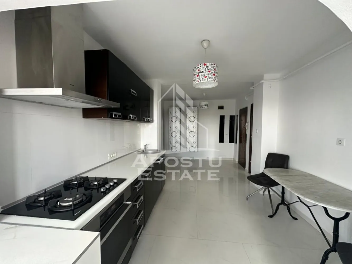 Apartament 3 camere zona Polivalenta - APOSTU ESTATE va propune spre inchiriere apartament cu 3 camere de inchiriat, situat in zona Polivalenta, la etajul 4 din 4, intr-o locatie accesibila si apreciata pentru apropierea de punctele de interes ale orasului.

Locuinta este complet mobilata si utilata, fiind dotata cu centrala proprie, aragaz, hota, cuptor cu microunde, frigider, masina de spalat rufe, aer conditionat si TV, oferind tot confortul necesar pentru o mutare imediata.

Apartamentul este ideal pentru un cuplu, studenti sau o familie care isi doreste un camin confortabil si bine compartimentat.

Perioada minima de inchiriere este de 1 an.
Nu se accepta animale de companie.
Nu se accepta fumatori.

Pentru mai multe detalii sau pentru programarea unei vizionari, echipa Apostu Estate va sta cu profesionalism si promptitudine la dispozitie dumneavoastra.
CP3162952