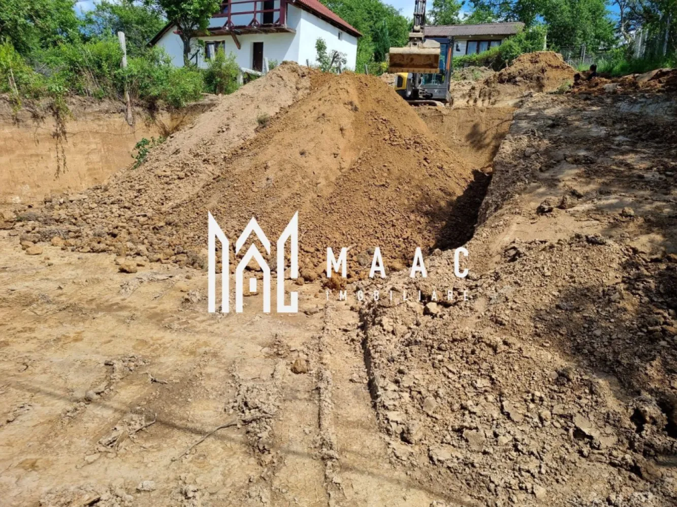 Teren Intravilan | 430 MP | Sibiel - MAAC Imobiliare vă propune spre vânzare o oportunitate excelentă pentru cei care își doresc un teren pregătit pentru construcție, situat într-o zonă liniștită din Sibiel, la doar 23 km de centrul orașului Sibiu.

Proprietatea se remarcă prin faptul că deține autorizație de construire emisă, un avantaj major pentru viitorul proprietar, eliminând timpul pierdut cu procedurile birocratice și etapele de avizare. Documentația este completă, fiind obținute inclusiv avize speciale, printre care și avizul de la Culte Sibiu.

Un alt punct forte îl reprezintă lucrările deja realizate: terenul este terasat pe 3 niveluri, iar săpăturile sunt efectuate, ceea ce permite demararea rapidă a construcției.

Accesul către proprietate se face integral pe drum asfaltat, iar următoarele utilități sunt disponibile la limita terenului:

- apă
- gaz
- curent electric
- canalizare

Terenul este ideal atât pentru construcția unei locuințe individuale, cât și pentru o casă de vacanță sau investiție, într-o zonă liniștită.

Pentru mai multe detalii sau vizionări, speficicați anunțul cu CP3122739.