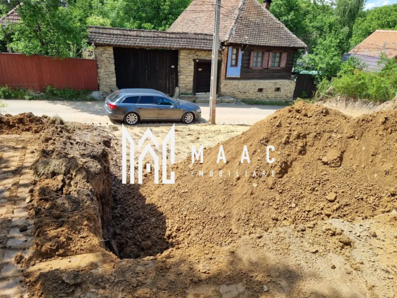 Teren Intravilan | 430 MP | Sibiel - MAAC Imobiliare vă propune spre vânzare o oportunitate excelentă pentru cei care își doresc un teren pregătit pentru construcție, situat într-o zonă liniștită din Sibiel, la doar 23 km de centrul orașului Sibiu.

Proprietatea se remarcă prin faptul că deține autorizație de construire emisă, un avantaj major pentru viitorul proprietar, eliminând timpul pierdut cu procedurile birocratice și etapele de avizare. Documentația este completă, fiind obținute inclusiv avize speciale, printre care și avizul de la Culte Sibiu.

Un alt punct forte îl reprezintă lucrările deja realizate: terenul este terasat pe 3 niveluri, iar săpăturile sunt efectuate, ceea ce permite demararea rapidă a construcției.

Accesul către proprietate se face integral pe drum asfaltat, iar următoarele utilități sunt disponibile la limita terenului:

- apă
- gaz
- curent electric
- canalizare

Terenul este ideal atât pentru construcția unei locuințe individuale, cât și pentru o casă de vacanță sau investiție, într-o zonă liniștită.

Pentru mai multe detalii sau vizionări, speficicați anunțul cu CP3122739.