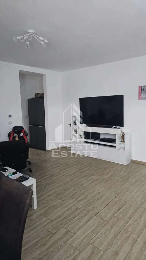 Apartament cu 2 camere, parter, zona Lidl din Giroc - APOSTU ESTATE va ofera spre vanzare un apartament cu 2 camere, semidecomandat, situat la parter in zona Lidl din Giroc.
Dispune de o suprafata de 47 mp utili.
Confortul termic se realizeaza cu ajutorul centralei proprii pe gaz cu incalzire in pardoseala, avand termostat pe fiecare incapere in parte, dar si a climei pe timp de vara.
Dispune de 1 loc de parcare in CF.
Accesul la imobil se face prin telecomanda fiind bariera, iar blocul dispune de camere de supraveghere si parc.
Geamurile sunt tripan si beneficiaza de rulouri.
Apartamentul se vinde gol, sau daca se doreste mobilier se negociaza la fata locului.

Compartimentare:
- living open space
- bucatarie
- hol compartimentare
- dormitor
- baie cu geam

Pretul este 86.500 euro
Va asteptam cu drag la o vizionare si poti deveni chiar tu noul proprietar al acestui imobil.
CP 3163055