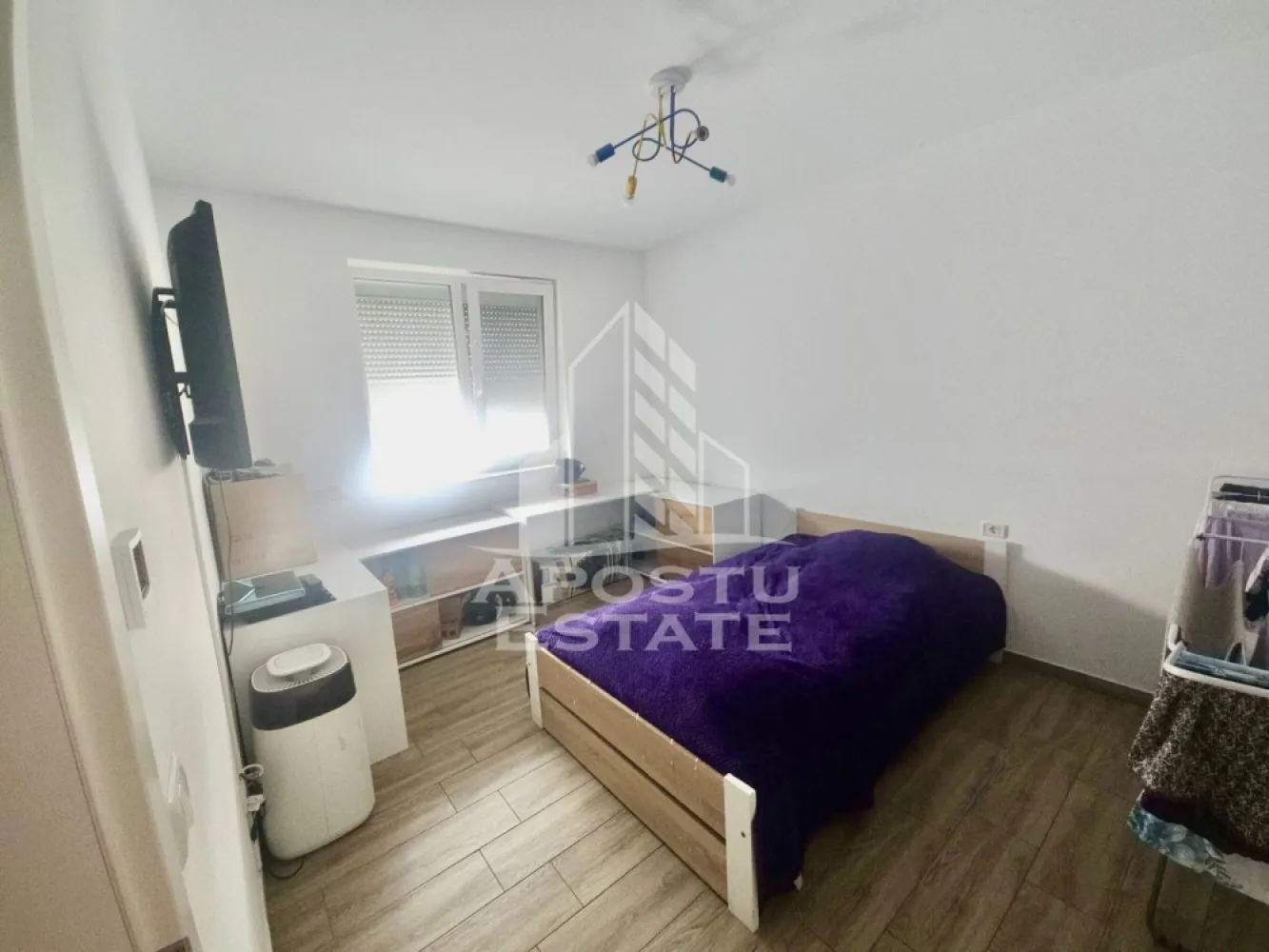 Apartament cu 2 camere, parter, zona Lidl din Giroc - APOSTU ESTATE va ofera spre vanzare un apartament cu 2 camere, semidecomandat, situat la parter in zona Lidl din Giroc.
Dispune de o suprafata de 47 mp utili.
Confortul termic se realizeaza cu ajutorul centralei proprii pe gaz cu incalzire in pardoseala, avand termostat pe fiecare incapere in parte, dar si a climei pe timp de vara.
Dispune de 1 loc de parcare in CF.
Accesul la imobil se face prin telecomanda fiind bariera, iar blocul dispune de camere de supraveghere si parc.
Geamurile sunt tripan si beneficiaza de rulouri.
Apartamentul se vinde gol, sau daca se doreste mobilier se negociaza la fata locului.

Compartimentare:
- living open space
- bucatarie
- hol compartimentare
- dormitor
- baie cu geam

Pretul este 86.500 euro
Va asteptam cu drag la o vizionare si poti deveni chiar tu noul proprietar al acestui imobil.
CP 3163055