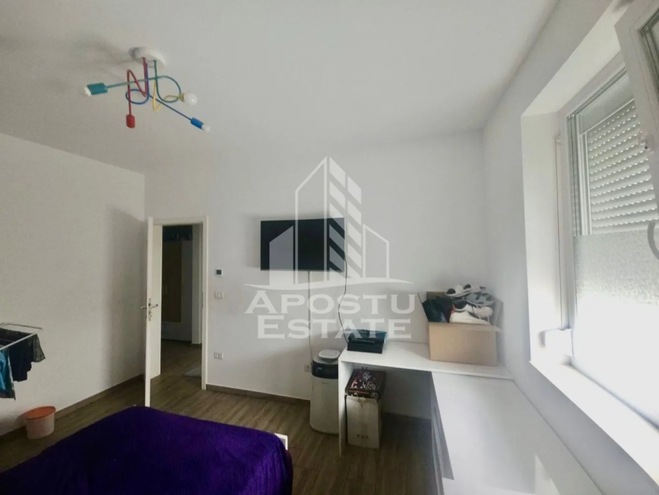 Apartament cu 2 camere, parter, zona Lidl din Giroc - APOSTU ESTATE va ofera spre vanzare un apartament cu 2 camere, semidecomandat, situat la parter in zona Lidl din Giroc.
Dispune de o suprafata de 47 mp utili.
Confortul termic se realizeaza cu ajutorul centralei proprii pe gaz cu incalzire in pardoseala, avand termostat pe fiecare incapere in parte, dar si a climei pe timp de vara.
Dispune de 1 loc de parcare in CF.
Accesul la imobil se face prin telecomanda fiind bariera, iar blocul dispune de camere de supraveghere si parc.
Geamurile sunt tripan si beneficiaza de rulouri.
Apartamentul se vinde gol, sau daca se doreste mobilier se negociaza la fata locului.

Compartimentare:
- living open space
- bucatarie
- hol compartimentare
- dormitor
- baie cu geam

Pretul este 86.500 euro
Va asteptam cu drag la o vizionare si poti deveni chiar tu noul proprietar al acestui imobil.
CP 3163055