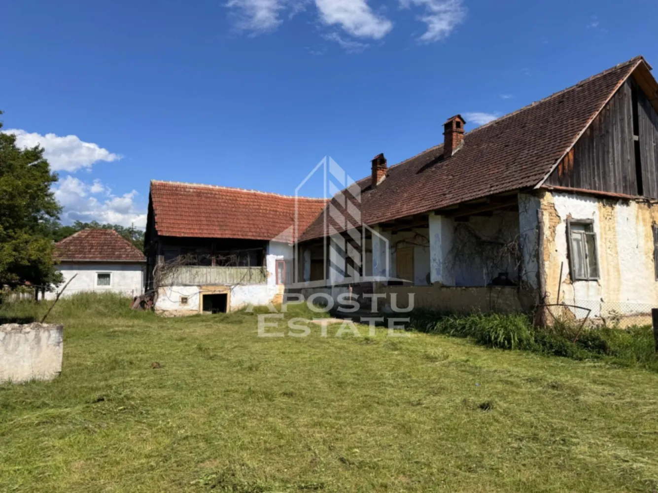 Casa batraneasca cu teren de 3.334mp, in Baia de Cris, Hunedoara - Agentie imobiliara, APOSTU ESTATE va ofera spre vanzare o casa batraneasca aflata in localitatea Risculita, comuna Baia de Cris, din judetul Hunedoara.

Terenul intravilan, cu suprafata totala de 3334mp. Parcela este una de colt, fapt care permite ca ocuparea terenului cu amprenta la sol a unor constructii, sa fie mai mare decat o parcela cu un singur front stradal.

Actualul proprietar nu a adus imbunatatiri proprietatii, fapt pentru care aceasta necesita renovare majora, daca se doreste pastrarea stilului autentic al constructiei.

Casa are o suprafata utila de aproximativ 80mp si este compartimentata astfel:
- 3 camere
- 1 bucatarie
- 2 camere (in constructia anexata, din barne)
- 1 veranda pe toata lungimea casei

Pe teren exista si o sura construita din lemn.

In localitate se lucreaza la reteaua de gaze. La intrarea pe proprietate avem apa curenta de la retea. Locuinta este racordata la curentul electric.

Nu ezitati sa ne contactati pentru stabilirea unei vizionari sau alte detalii suplimentare. 

Lead furnizat de catre: https://www.facebook.com/tihna.crisului

ID intern: CP3162962