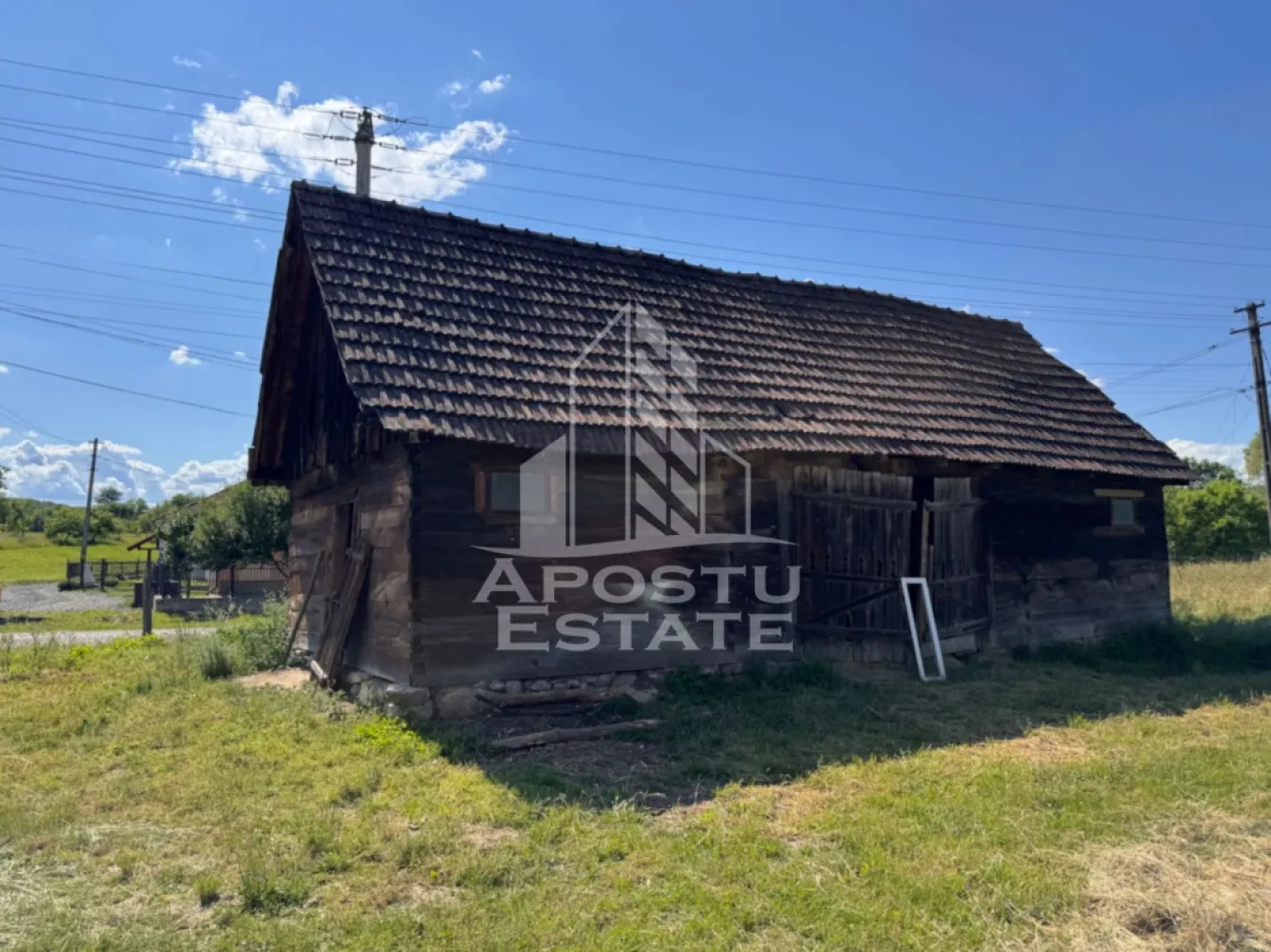 Casa batraneasca cu teren de 3.334mp, in Baia de Cris, Hunedoara - Agentie imobiliara, APOSTU ESTATE va ofera spre vanzare o casa batraneasca aflata in localitatea Risculita, comuna Baia de Cris, din judetul Hunedoara.

Terenul intravilan, cu suprafata totala de 3334mp. Parcela este una de colt, fapt care permite ca ocuparea terenului cu amprenta la sol a unor constructii, sa fie mai mare decat o parcela cu un singur front stradal.

Actualul proprietar nu a adus imbunatatiri proprietatii, fapt pentru care aceasta necesita renovare majora, daca se doreste pastrarea stilului autentic al constructiei.

Casa are o suprafata utila de aproximativ 80mp si este compartimentata astfel:
- 3 camere
- 1 bucatarie
- 2 camere (in constructia anexata, din barne)
- 1 veranda pe toata lungimea casei

Pe teren exista si o sura construita din lemn.

In localitate se lucreaza la reteaua de gaze. La intrarea pe proprietate avem apa curenta de la retea. Locuinta este racordata la curentul electric.

Nu ezitati sa ne contactati pentru stabilirea unei vizionari sau alte detalii suplimentare. 

Lead furnizat de catre: https://www.facebook.com/tihna.crisului

ID intern: CP3162962