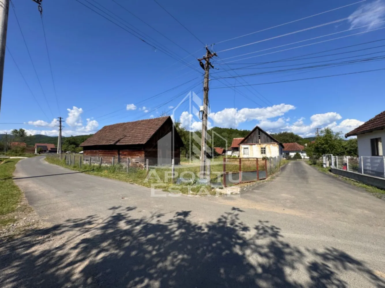 Casa batraneasca cu teren de 3.334mp, in Baia de Cris, Hunedoara - Agentie imobiliara, APOSTU ESTATE va ofera spre vanzare o casa batraneasca aflata in localitatea Risculita, comuna Baia de Cris, din judetul Hunedoara.

Terenul intravilan, cu suprafata totala de 3334mp. Parcela este una de colt, fapt care permite ca ocuparea terenului cu amprenta la sol a unor constructii, sa fie mai mare decat o parcela cu un singur front stradal.

Actualul proprietar nu a adus imbunatatiri proprietatii, fapt pentru care aceasta necesita renovare majora, daca se doreste pastrarea stilului autentic al constructiei.

Casa are o suprafata utila de aproximativ 80mp si este compartimentata astfel:
- 3 camere
- 1 bucatarie
- 2 camere (in constructia anexata, din barne)
- 1 veranda pe toata lungimea casei

Pe teren exista si o sura construita din lemn.

In localitate se lucreaza la reteaua de gaze. La intrarea pe proprietate avem apa curenta de la retea. Locuinta este racordata la curentul electric.

Nu ezitati sa ne contactati pentru stabilirea unei vizionari sau alte detalii suplimentare. 

Lead furnizat de catre: https://www.facebook.com/tihna.crisului

ID intern: CP3162962
