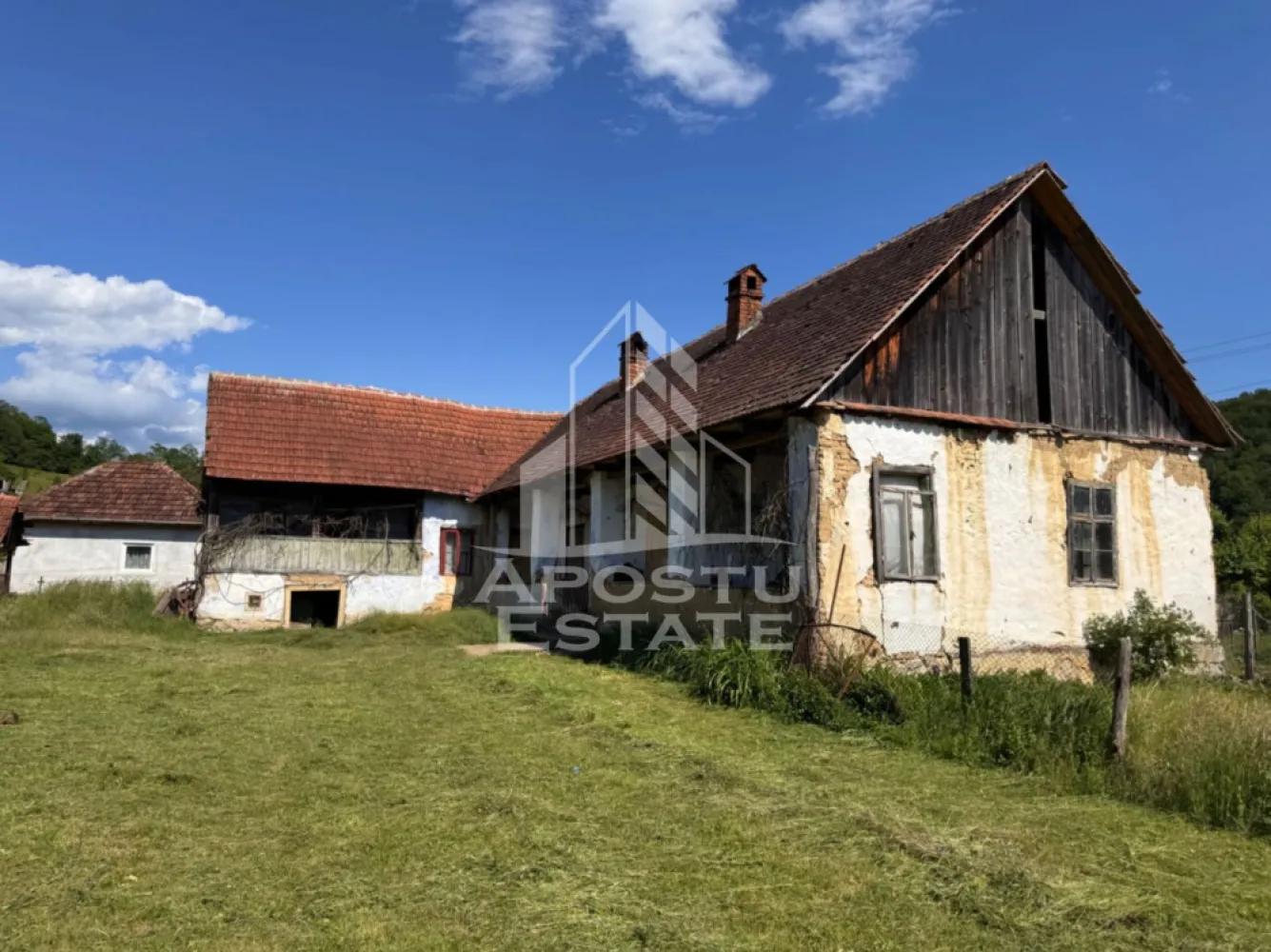 Casa batraneasca cu teren de 3.334mp, in Baia de Cris, Hunedoara - Agentie imobiliara, APOSTU ESTATE va ofera spre vanzare o casa batraneasca aflata in localitatea Risculita, comuna Baia de Cris, din judetul Hunedoara.

Terenul intravilan, cu suprafata totala de 3334mp. Parcela este una de colt, fapt care permite ca ocuparea terenului cu amprenta la sol a unor constructii, sa fie mai mare decat o parcela cu un singur front stradal.

Actualul proprietar nu a adus imbunatatiri proprietatii, fapt pentru care aceasta necesita renovare majora, daca se doreste pastrarea stilului autentic al constructiei.

Casa are o suprafata utila de aproximativ 80mp si este compartimentata astfel:
- 3 camere
- 1 bucatarie
- 2 camere (in constructia anexata, din barne)
- 1 veranda pe toata lungimea casei

Pe teren exista si o sura construita din lemn.

In localitate se lucreaza la reteaua de gaze. La intrarea pe proprietate avem apa curenta de la retea. Locuinta este racordata la curentul electric.

Nu ezitati sa ne contactati pentru stabilirea unei vizionari sau alte detalii suplimentare. 

Lead furnizat de catre: https://www.facebook.com/tihna.crisului

ID intern: CP3162962