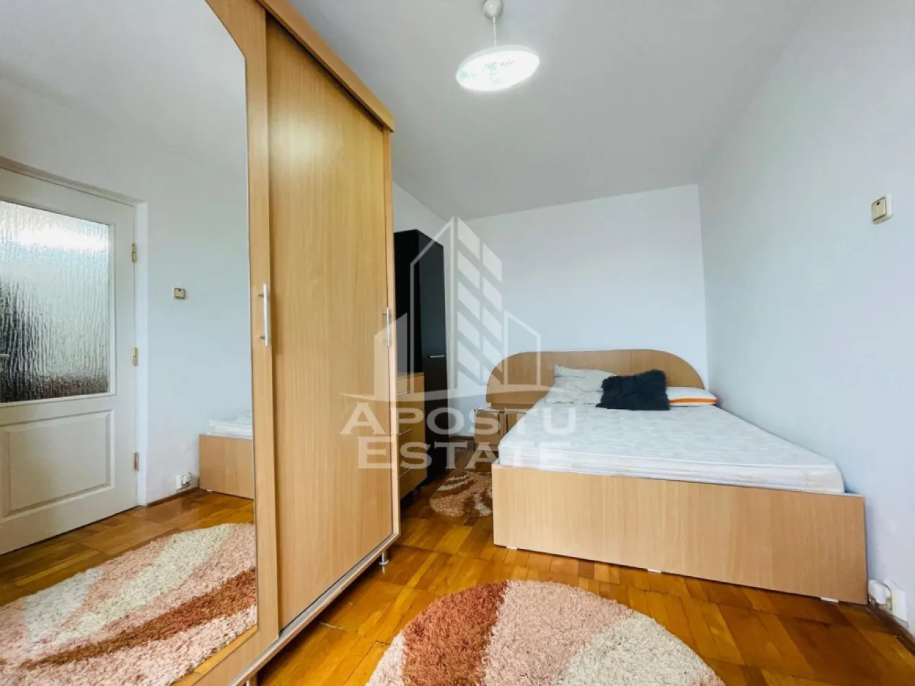 Apartament 2 camere zona Vlaicu - APOSTU ESTATE ofera spre inchiriere un apartament cu 2 camere, mobilat si utilat complet, situat in zona Aurel Vlaicu – o locatie excelenta, aproape de:

scoli si gradinite
magazine si supermarketuri
 farmacii si alte puncte de interes

Apartamentul este luminos, bine compartimentat si ideal pentru un cuplu sau o familie mica. Dispune de toate utilitatile necesare pentru un trai confortabil.

 Pentru detalii si vizionari, nu ezitati sa ma contactati!
CP2931773