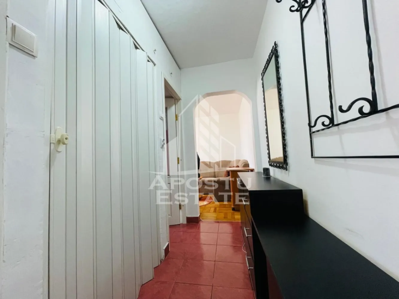 Apartament 2 camere zona Vlaicu - APOSTU ESTATE ofera spre inchiriere un apartament cu 2 camere, mobilat si utilat complet, situat in zona Aurel Vlaicu – o locatie excelenta, aproape de:

scoli si gradinite
magazine si supermarketuri
 farmacii si alte puncte de interes

Apartamentul este luminos, bine compartimentat si ideal pentru un cuplu sau o familie mica. Dispune de toate utilitatile necesare pentru un trai confortabil.

 Pentru detalii si vizionari, nu ezitati sa ma contactati!
CP2931773
