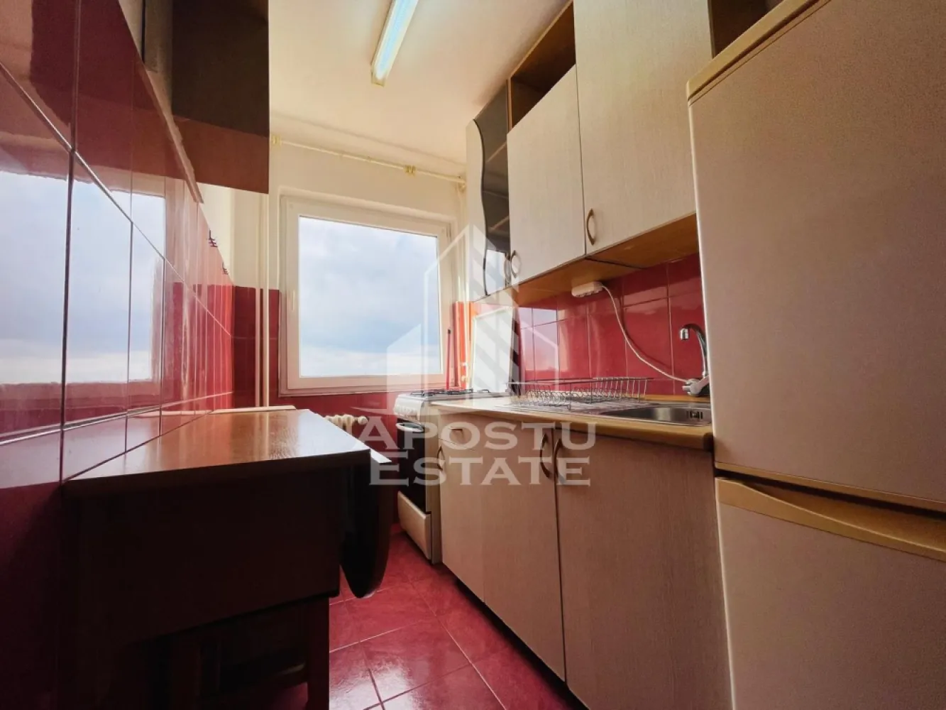 Apartament 2 camere zona Vlaicu - APOSTU ESTATE ofera spre inchiriere un apartament cu 2 camere, mobilat si utilat complet, situat in zona Aurel Vlaicu – o locatie excelenta, aproape de:

scoli si gradinite
magazine si supermarketuri
 farmacii si alte puncte de interes

Apartamentul este luminos, bine compartimentat si ideal pentru un cuplu sau o familie mica. Dispune de toate utilitatile necesare pentru un trai confortabil.

 Pentru detalii si vizionari, nu ezitati sa ma contactati!
CP2931773