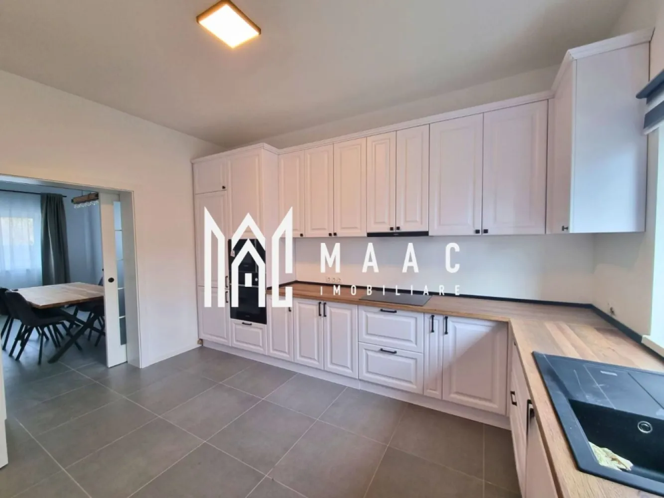 Casa 4 camere | Teren 215 mp | Selimbar - MAAC Imobiliare vă propune spre închiriere o casă tip triplex, situată în Șelimbăr, într-o zonă liniștită și accesibilă.

Locuința are o suprafață utilă de 114 mp și este dispusă pe parter și etaj (P+E), fiind compartimentată astfel:

 Parter:
living spațios cu ieșire directă pe terasă;
bucătărie;
zonă de dining;
hol;
baie de serviciu.

 Etaj:
3 dormitoare;
baie;
hol;
balcon.

În plus, proprietatea beneficiază de pod pentru depozitare.

Terenul aferent are o suprafață totală de 215 mp, din care aproximativ 145 mp reprezintă curte liberă, oferind suficient spațiu pentru relaxare și activități în aer liber.

Pentru mai multe detalii, va rugam sa specificati ca ati vazut anuntul cu ID: CP3162712