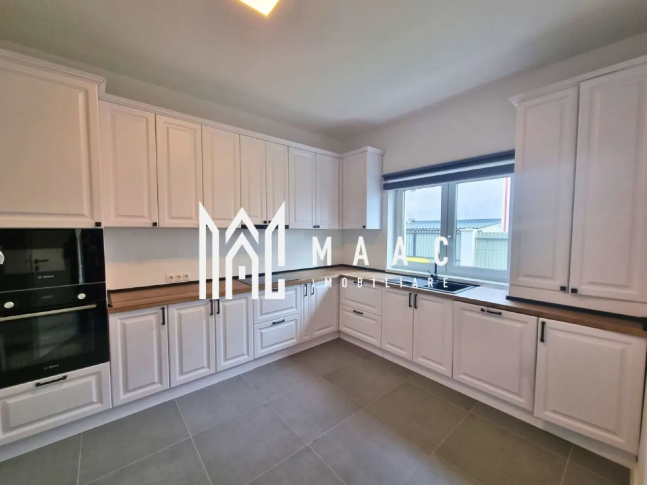 Casa 4 camere | Teren 215 mp | Selimbar - MAAC Imobiliare vă propune spre închiriere o casă tip triplex, situată în Șelimbăr, într-o zonă liniștită și accesibilă.

Locuința are o suprafață utilă de 114 mp și este dispusă pe parter și etaj (P+E), fiind compartimentată astfel:

 Parter:
living spațios cu ieșire directă pe terasă;
bucătărie;
zonă de dining;
hol;
baie de serviciu.

 Etaj:
3 dormitoare;
baie;
hol;
balcon.

În plus, proprietatea beneficiază de pod pentru depozitare.

Terenul aferent are o suprafață totală de 215 mp, din care aproximativ 145 mp reprezintă curte liberă, oferind suficient spațiu pentru relaxare și activități în aer liber.

Pentru mai multe detalii, va rugam sa specificati ca ati vazut anuntul cu ID: CP3162712