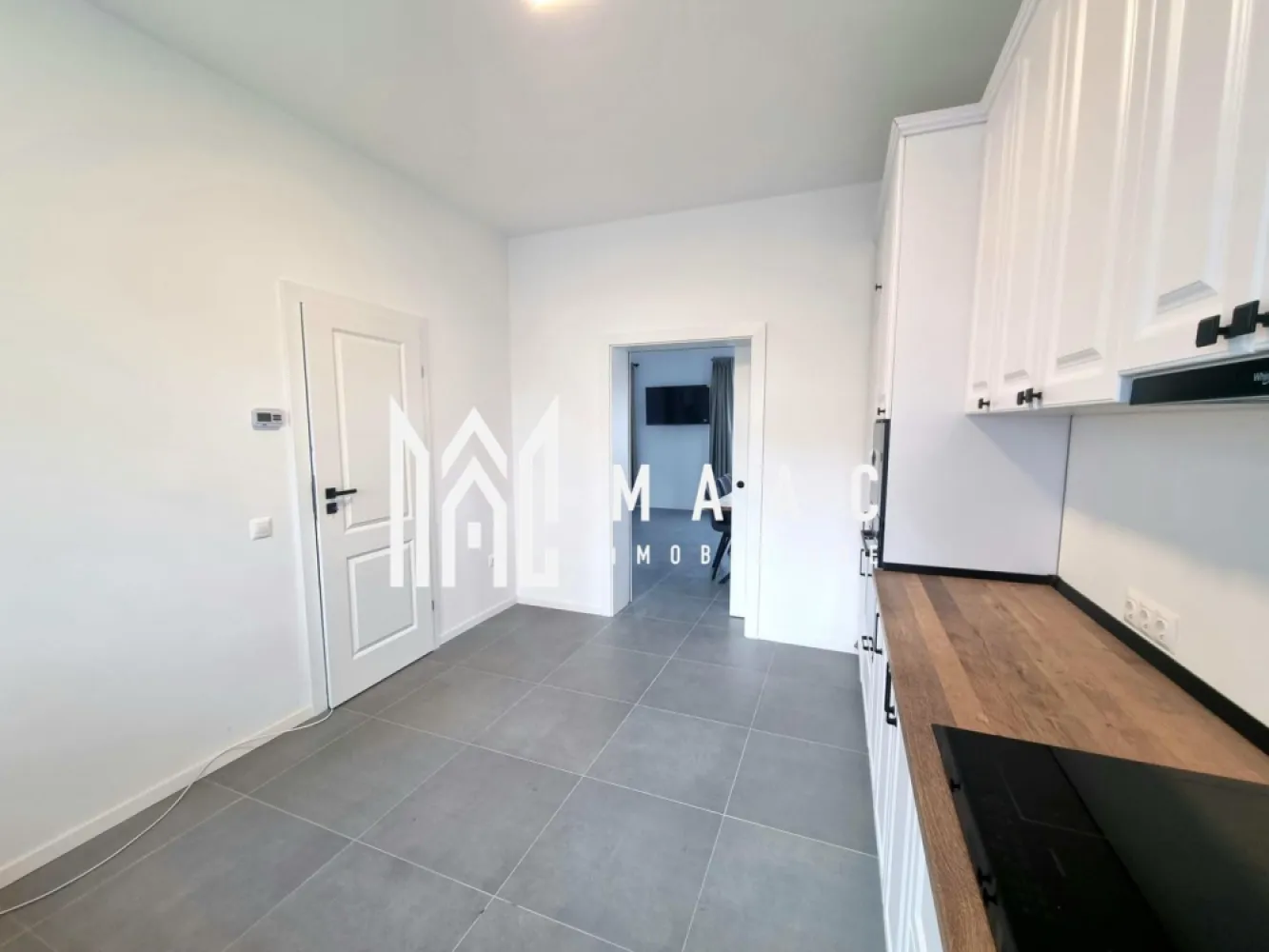 Casa 4 camere | Teren 215 mp | Selimbar - MAAC Imobiliare vă propune spre închiriere o casă tip triplex, situată în Șelimbăr, într-o zonă liniștită și accesibilă.

Locuința are o suprafață utilă de 114 mp și este dispusă pe parter și etaj (P+E), fiind compartimentată astfel:

 Parter:
living spațios cu ieșire directă pe terasă;
bucătărie;
zonă de dining;
hol;
baie de serviciu.

 Etaj:
3 dormitoare;
baie;
hol;
balcon.

În plus, proprietatea beneficiază de pod pentru depozitare.

Terenul aferent are o suprafață totală de 215 mp, din care aproximativ 145 mp reprezintă curte liberă, oferind suficient spațiu pentru relaxare și activități în aer liber.

Pentru mai multe detalii, va rugam sa specificati ca ati vazut anuntul cu ID: CP3162712