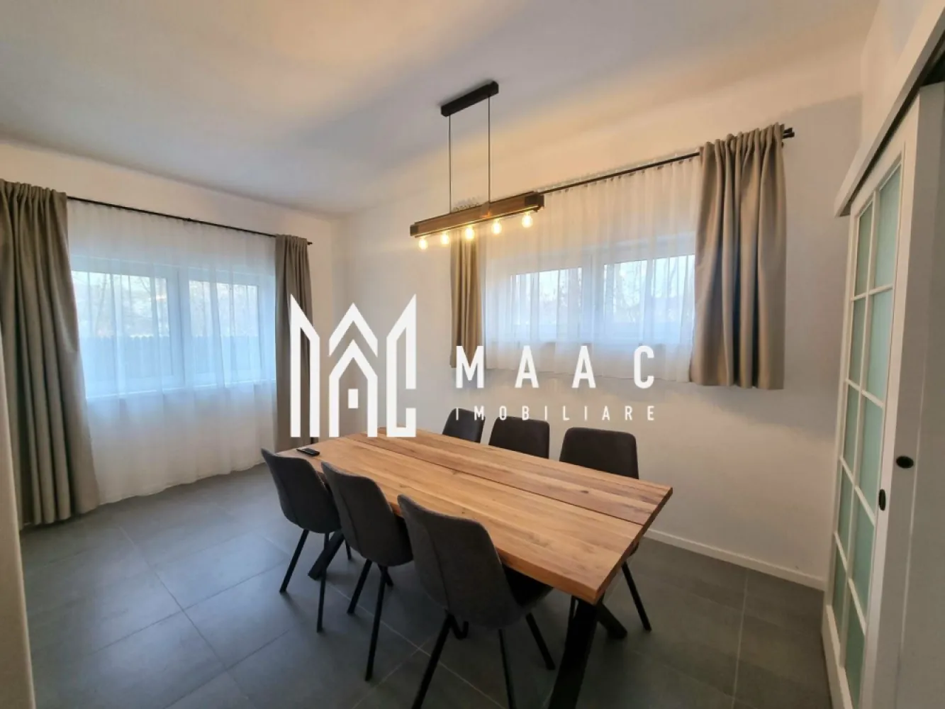 Casa 4 camere | Teren 215 mp | Selimbar - MAAC Imobiliare vă propune spre închiriere o casă tip triplex, situată în Șelimbăr, într-o zonă liniștită și accesibilă.

Locuința are o suprafață utilă de 114 mp și este dispusă pe parter și etaj (P+E), fiind compartimentată astfel:

 Parter:
living spațios cu ieșire directă pe terasă;
bucătărie;
zonă de dining;
hol;
baie de serviciu.

 Etaj:
3 dormitoare;
baie;
hol;
balcon.

În plus, proprietatea beneficiază de pod pentru depozitare.

Terenul aferent are o suprafață totală de 215 mp, din care aproximativ 145 mp reprezintă curte liberă, oferind suficient spațiu pentru relaxare și activități în aer liber.

Pentru mai multe detalii, va rugam sa specificati ca ati vazut anuntul cu ID: CP3162712