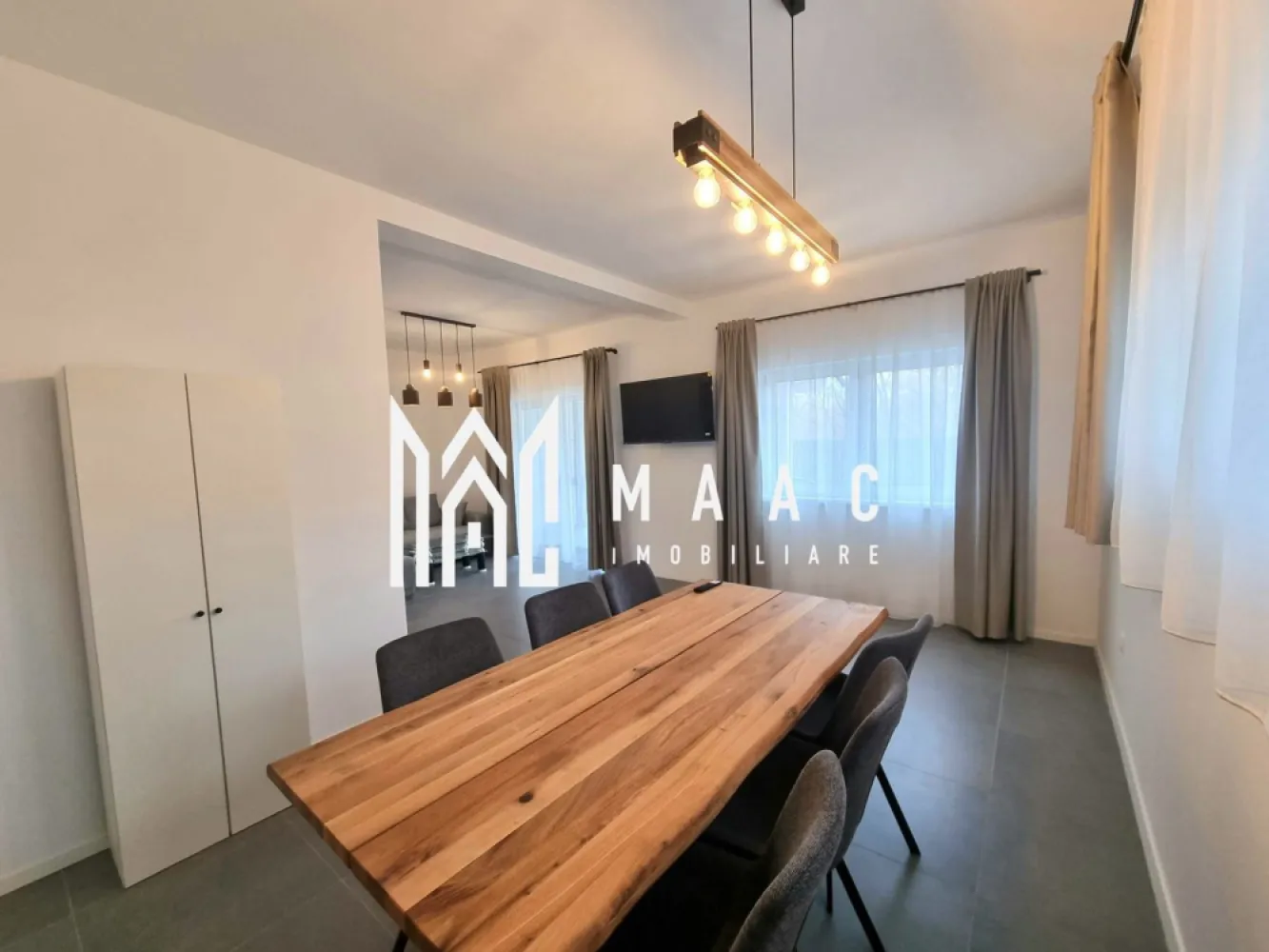 Casa 4 camere | Teren 215 mp | Selimbar - MAAC Imobiliare vă propune spre închiriere o casă tip triplex, situată în Șelimbăr, într-o zonă liniștită și accesibilă.

Locuința are o suprafață utilă de 114 mp și este dispusă pe parter și etaj (P+E), fiind compartimentată astfel:

 Parter:
living spațios cu ieșire directă pe terasă;
bucătărie;
zonă de dining;
hol;
baie de serviciu.

 Etaj:
3 dormitoare;
baie;
hol;
balcon.

În plus, proprietatea beneficiază de pod pentru depozitare.

Terenul aferent are o suprafață totală de 215 mp, din care aproximativ 145 mp reprezintă curte liberă, oferind suficient spațiu pentru relaxare și activități în aer liber.

Pentru mai multe detalii, va rugam sa specificati ca ati vazut anuntul cu ID: CP3162712