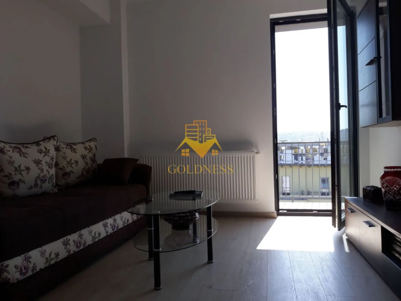 2 Camere decomandate, Borhanciului, Zona Profi, Bloc nou, Modern, - GOLDNESS Imobiliare vă propune spre închiriere un apartament cu 2 camere complet mobilat și utilat, la etajul 3 într-un imobil de 4 etaje, în Cartierul Borhanci!
Posibilitate de parcare in zona la liber!
Se află în apropierea stațiilor de transport în comun, magazine, restaurante, spații verzi, farmacii, etc. 

Apartamentul este compartimentat astfel:
 - dormitor cu pat matrimonial, dressing, noptiere
 - living cu canapea extensibilă, loc de servit masa 
 -bucatarie complet utilată și mobilata, iesire pe balcon
 - baie cu dus walk-in, calorifer port prosop și dulap pentru depozitare.
 - balcom 5 mp.

Imobilul este dotat cu toate cele necesare- centrală proprie, frigider, aragaz, hotă, mașină de spălat haine, etc. 

Dacă sunteți interesați de acest apartament și doriți să îl vizionați, dar și pentru alte oferte nu ezitați să ne contactați telefonic sau prin e-mail. Vă stăm la dispoziție!
Pentru intermediere se percepe un comision de 50% din prețul chiriei!