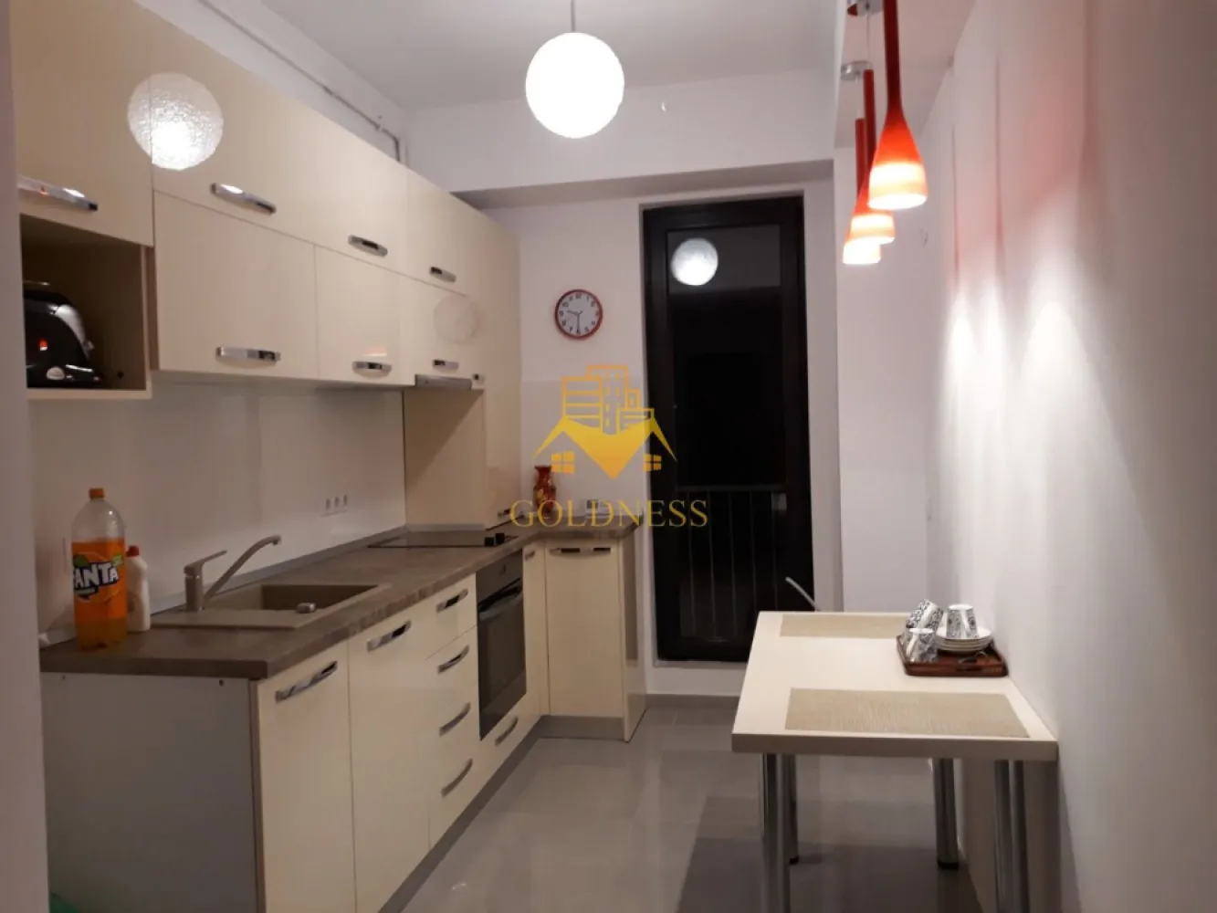 2 Camere decomandate, Borhanciului, Zona Profi, Bloc nou, Modern, - GOLDNESS Imobiliare vă propune spre închiriere un apartament cu 2 camere complet mobilat și utilat, la etajul 3 într-un imobil de 4 etaje, în Cartierul Borhanci!
Posibilitate de parcare in zona la liber!
Se află în apropierea stațiilor de transport în comun, magazine, restaurante, spații verzi, farmacii, etc. 

Apartamentul este compartimentat astfel:
 - dormitor cu pat matrimonial, dressing, noptiere
 - living cu canapea extensibilă, loc de servit masa 
 -bucatarie complet utilată și mobilata, iesire pe balcon
 - baie cu dus walk-in, calorifer port prosop și dulap pentru depozitare.
 - balcom 5 mp.

Imobilul este dotat cu toate cele necesare- centrală proprie, frigider, aragaz, hotă, mașină de spălat haine, etc. 

Dacă sunteți interesați de acest apartament și doriți să îl vizionați, dar și pentru alte oferte nu ezitați să ne contactați telefonic sau prin e-mail. Vă stăm la dispoziție!
Pentru intermediere se percepe un comision de 50% din prețul chiriei!