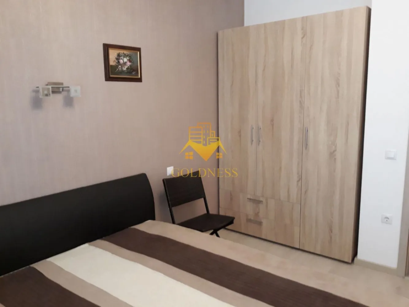 2 Camere decomandate, Borhanciului, Zona Profi, Bloc nou, Modern, - GOLDNESS Imobiliare vă propune spre închiriere un apartament cu 2 camere complet mobilat și utilat, la etajul 3 într-un imobil de 4 etaje, în Cartierul Borhanci!
Posibilitate de parcare in zona la liber!
Se află în apropierea stațiilor de transport în comun, magazine, restaurante, spații verzi, farmacii, etc. 

Apartamentul este compartimentat astfel:
 - dormitor cu pat matrimonial, dressing, noptiere
 - living cu canapea extensibilă, loc de servit masa 
 -bucatarie complet utilată și mobilata, iesire pe balcon
 - baie cu dus walk-in, calorifer port prosop și dulap pentru depozitare.
 - balcom 5 mp.

Imobilul este dotat cu toate cele necesare- centrală proprie, frigider, aragaz, hotă, mașină de spălat haine, etc. 

Dacă sunteți interesați de acest apartament și doriți să îl vizionați, dar și pentru alte oferte nu ezitați să ne contactați telefonic sau prin e-mail. Vă stăm la dispoziție!
Pentru intermediere se percepe un comision de 50% din prețul chiriei!