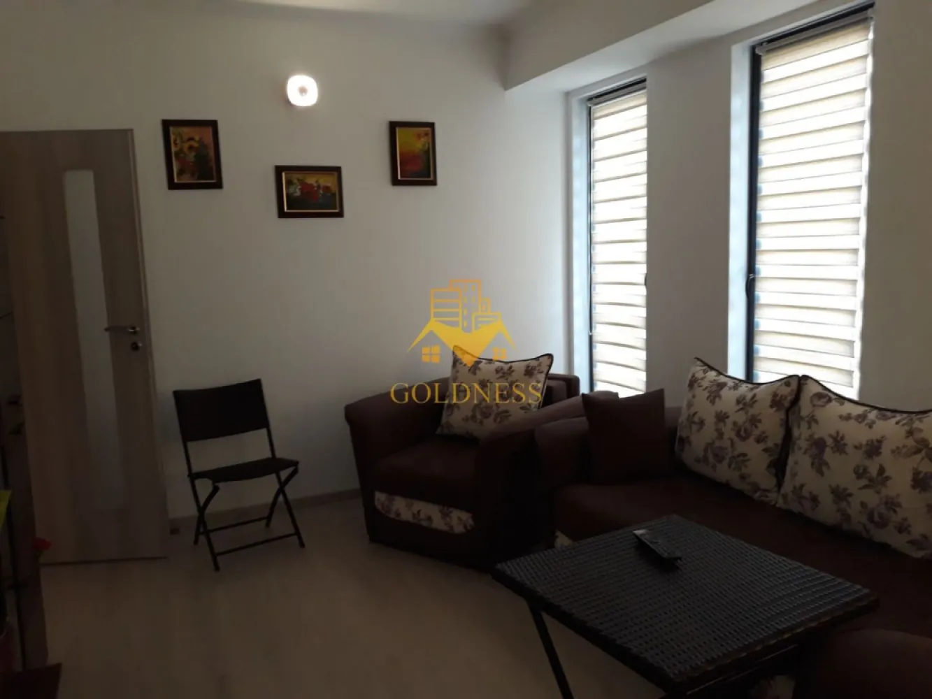 2 Camere decomandate, Borhanciului, Zona Profi, Bloc nou, Modern, - GOLDNESS Imobiliare vă propune spre închiriere un apartament cu 2 camere complet mobilat și utilat, la etajul 3 într-un imobil de 4 etaje, în Cartierul Borhanci!
Posibilitate de parcare in zona la liber!
Se află în apropierea stațiilor de transport în comun, magazine, restaurante, spații verzi, farmacii, etc. 

Apartamentul este compartimentat astfel:
 - dormitor cu pat matrimonial, dressing, noptiere
 - living cu canapea extensibilă, loc de servit masa 
 -bucatarie complet utilată și mobilata, iesire pe balcon
 - baie cu dus walk-in, calorifer port prosop și dulap pentru depozitare.
 - balcom 5 mp.

Imobilul este dotat cu toate cele necesare- centrală proprie, frigider, aragaz, hotă, mașină de spălat haine, etc. 

Dacă sunteți interesați de acest apartament și doriți să îl vizionați, dar și pentru alte oferte nu ezitați să ne contactați telefonic sau prin e-mail. Vă stăm la dispoziție!
Pentru intermediere se percepe un comision de 50% din prețul chiriei!