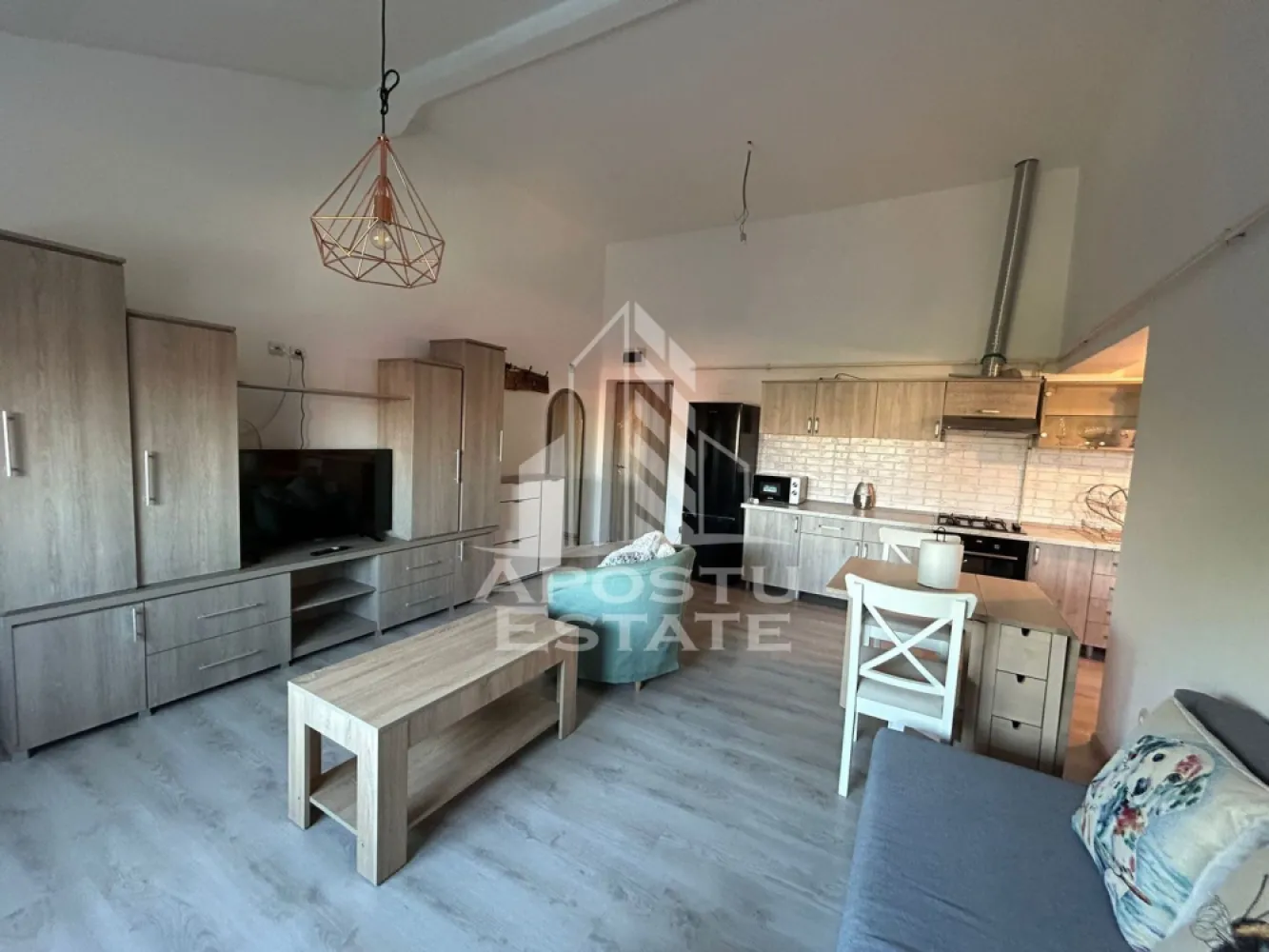 Apartament 2 camere de inchiriat,Dambovita, Timisoara - Agentia imobiliara APOSTU ESTATE va propune spre inchiriere un apartament cu 2 camere, spatios si luminos, situat in zona Dambovita, o zona linistita si bine pozitionata din Timisoara, potrivit pentru cupluri,sau studenti care isi doresc o locuinta unde sa se simta confortabil si cu acces facil catre scoli, statii de autobuz, supermarketuri , magazine de zona, parcuri.

Suprafata utila: 47 mp
Compartimentare eficienta:
-Bucatarie complet mobilata si utilata, cu loc de luat masa
-Living luminos si spatios
-Dormitor mobilat si utilat
-Baie prevazuta cu cada

Confort si facilitati:
-Incalzirea apartamentului: centrala proprie
-Apartamentul este complet mobilat si utilat

Localizare:
-Timis,Timisoara, zona Dambovita– acces facil spre magazine, supermarketul Lidl, scoli, parcuri si mijloace de transport in comun.

Ideal pentru:
-Cupluri
-Studenti

Disponibilitate: 21.06.2026
Pret chirie lunara: 380 euro 
Programeaza o vizionare pentru a-ti putea imagina viitorul aici!
ID intern: CP3162399
