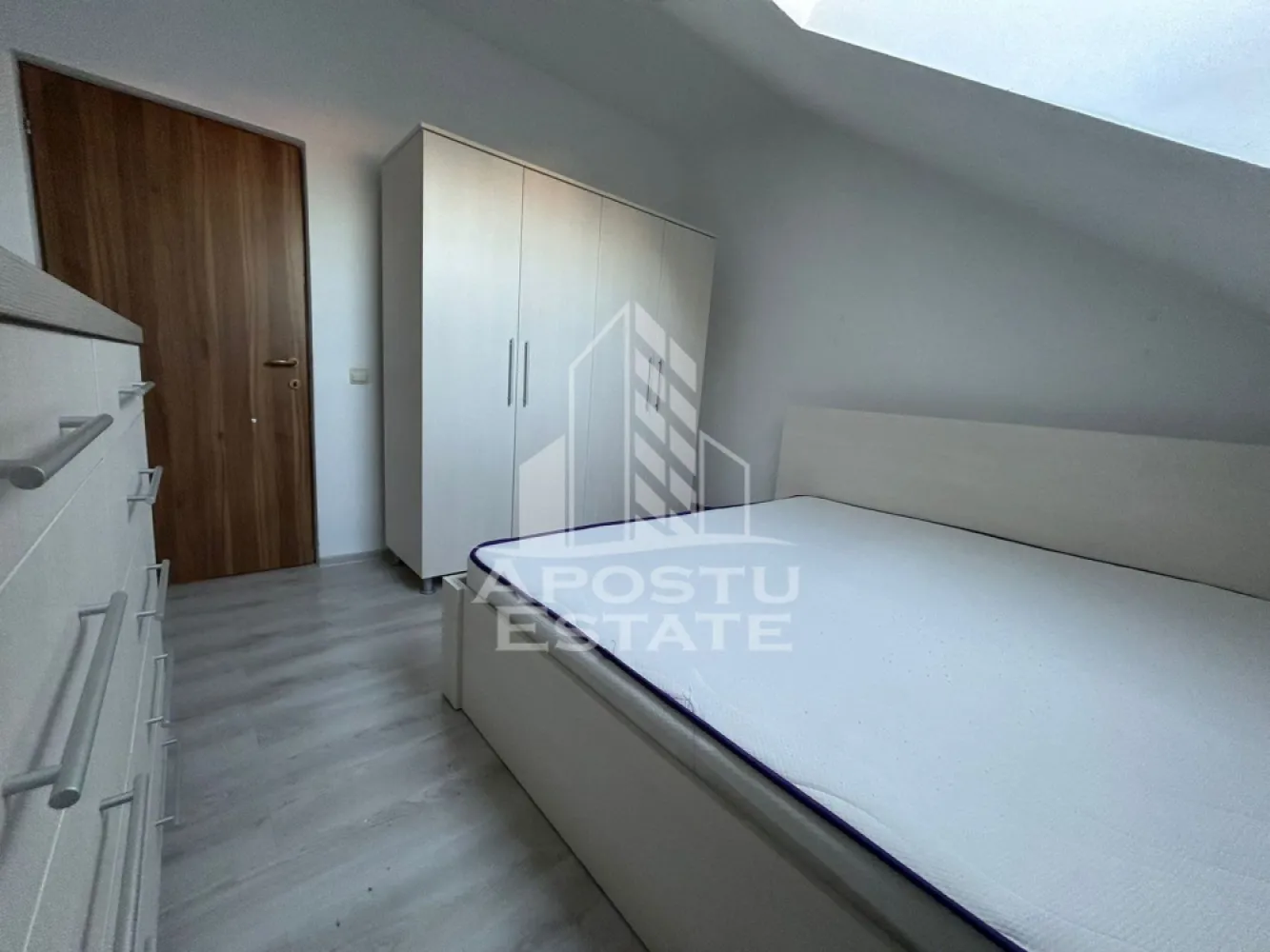Apartament 2 camere de inchiriat,Dambovita, Timisoara - Agentia imobiliara APOSTU ESTATE va propune spre inchiriere un apartament cu 2 camere, spatios si luminos, situat in zona Dambovita, o zona linistita si bine pozitionata din Timisoara, potrivit pentru cupluri,sau studenti care isi doresc o locuinta unde sa se simta confortabil si cu acces facil catre scoli, statii de autobuz, supermarketuri , magazine de zona, parcuri.

Suprafata utila: 47 mp
Compartimentare eficienta:
-Bucatarie complet mobilata si utilata, cu loc de luat masa
-Living luminos si spatios
-Dormitor mobilat si utilat
-Baie prevazuta cu cada

Confort si facilitati:
-Incalzirea apartamentului: centrala proprie
-Apartamentul este complet mobilat si utilat

Localizare:
-Timis,Timisoara, zona Dambovita– acces facil spre magazine, supermarketul Lidl, scoli, parcuri si mijloace de transport in comun.

Ideal pentru:
-Cupluri
-Studenti

Disponibilitate: 21.06.2026
Pret chirie lunara: 380 euro 
Programeaza o vizionare pentru a-ti putea imagina viitorul aici!
ID intern: CP3162399