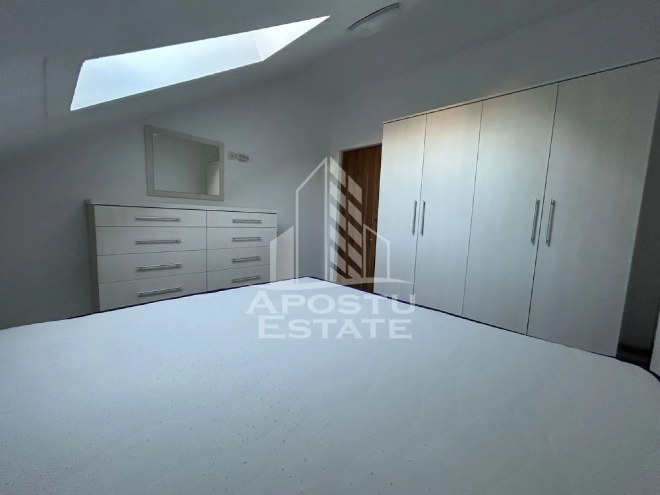 Apartament 2 camere de inchiriat,Dambovita, Timisoara - Agentia imobiliara APOSTU ESTATE va propune spre inchiriere un apartament cu 2 camere, spatios si luminos, situat in zona Dambovita, o zona linistita si bine pozitionata din Timisoara, potrivit pentru cupluri,sau studenti care isi doresc o locuinta unde sa se simta confortabil si cu acces facil catre scoli, statii de autobuz, supermarketuri , magazine de zona, parcuri.

Suprafata utila: 47 mp
Compartimentare eficienta:
-Bucatarie complet mobilata si utilata, cu loc de luat masa
-Living luminos si spatios
-Dormitor mobilat si utilat
-Baie prevazuta cu cada

Confort si facilitati:
-Incalzirea apartamentului: centrala proprie
-Apartamentul este complet mobilat si utilat

Localizare:
-Timis,Timisoara, zona Dambovita– acces facil spre magazine, supermarketul Lidl, scoli, parcuri si mijloace de transport in comun.

Ideal pentru:
-Cupluri
-Studenti

Disponibilitate: 21.06.2026
Pret chirie lunara: 380 euro 
Programeaza o vizionare pentru a-ti putea imagina viitorul aici!
ID intern: CP3162399