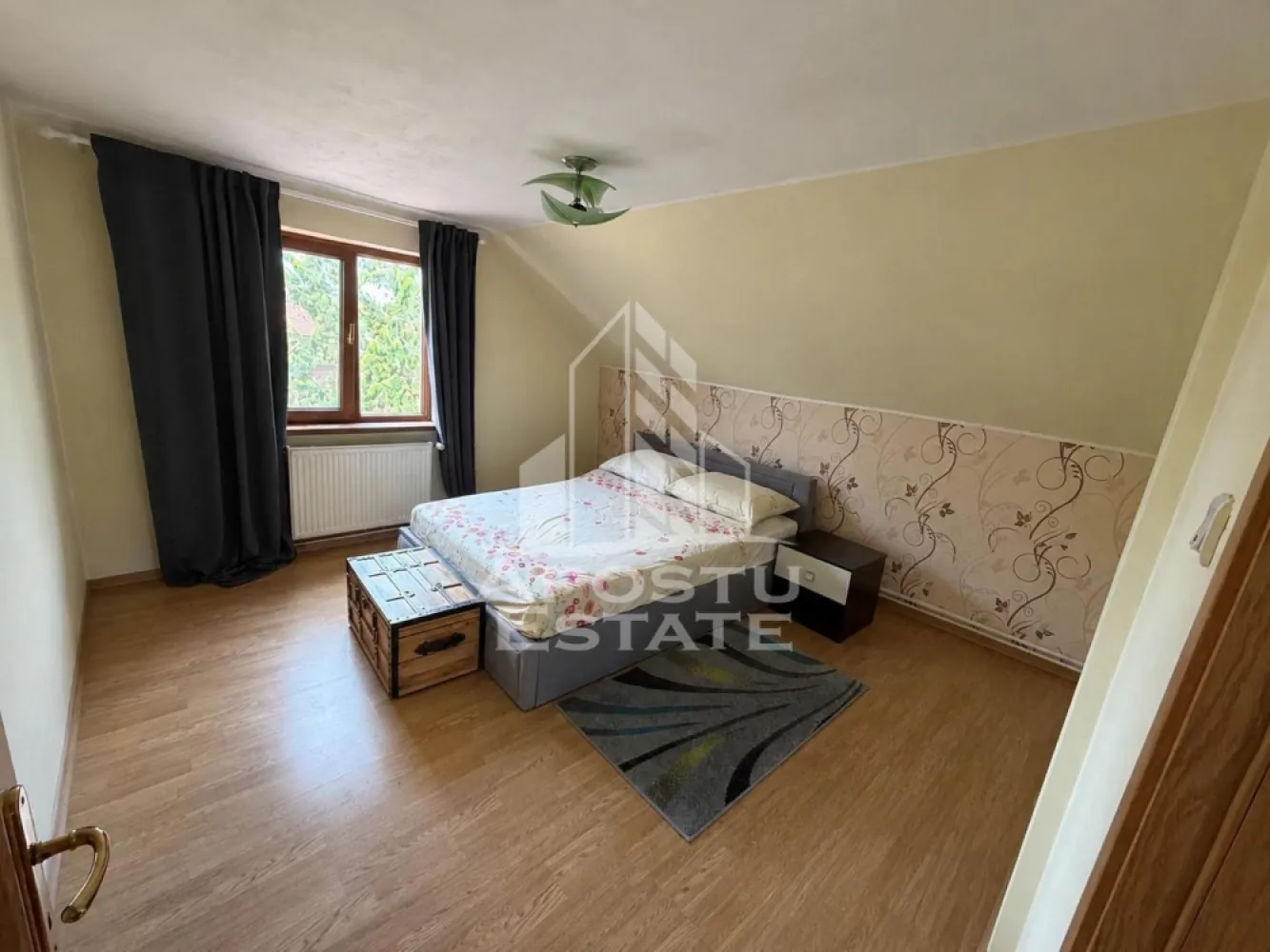 Casa individuala de vanzare cu 4 camere, in Sanmihaiu Roman - APOSTU ESTATE vă propune spre vânzare o casă individuală situată în Sânmihaiu Român, într-o zonă liniștită și apreciată pentru accesul facil către Timișoara. Proprietatea beneficiază de amplasare la stradă principală asfaltată, în apropierea magazinelor și a punctelor de interes din localitate.

Imobilul a fost construit în anul 2006, este izolat exterior și dispune de o suprafață utilă de 130 mp, fiind amplasat pe un teren de 400 mp.

Compartimentare:

Parter:

* living generos și luminos;
* bucătărie cu loc de dining;
* dormitor;
* baie;
* cameră tehnică.

Etaj:

* 2 dormitoare;
* baie;
* dressing.

Dotări și beneficii:

* toate utilitățile disponibile: gaz, curent, apă și canalizare;
* centrală termică pe gaz;
* centrală pe lemne;
* izolație exterioară;
* acces din drum asfaltat;
* zonă liniștită, ideală pentru familie.

Exterior:

* curte amenajată;
* anexă pentru depozitare;
* grătar zidit;
* spațiu dedicat relaxării și petrecerii timpului liber.

Proprietatea reprezintă alegerea ideală pentru o familie care își dorește confort, intimitate și acces rapid către Timișoara, beneficiind de toate utilitățile și de un spațiu bine compartimentat atât la interior, cât și la exterior.

Va asteptam cu drag la o vizionare!
ID Intern: CP3150864!