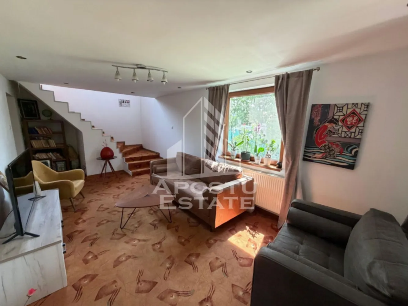 Casa individuala de vanzare cu 4 camere, in Sanmihaiu Roman - APOSTU ESTATE vă propune spre vânzare o casă individuală situată în Sânmihaiu Român, într-o zonă liniștită și apreciată pentru accesul facil către Timișoara. Proprietatea beneficiază de amplasare la stradă principală asfaltată, în apropierea magazinelor și a punctelor de interes din localitate.

Imobilul a fost construit în anul 2006, este izolat exterior și dispune de o suprafață utilă de 130 mp, fiind amplasat pe un teren de 400 mp.

Compartimentare:

Parter:

* living generos și luminos;
* bucătărie cu loc de dining;
* dormitor;
* baie;
* cameră tehnică.

Etaj:

* 2 dormitoare;
* baie;
* dressing.

Dotări și beneficii:

* toate utilitățile disponibile: gaz, curent, apă și canalizare;
* centrală termică pe gaz;
* centrală pe lemne;
* izolație exterioară;
* acces din drum asfaltat;
* zonă liniștită, ideală pentru familie.

Exterior:

* curte amenajată;
* anexă pentru depozitare;
* grătar zidit;
* spațiu dedicat relaxării și petrecerii timpului liber.

Proprietatea reprezintă alegerea ideală pentru o familie care își dorește confort, intimitate și acces rapid către Timișoara, beneficiind de toate utilitățile și de un spațiu bine compartimentat atât la interior, cât și la exterior.

Va asteptam cu drag la o vizionare!
ID Intern: CP3150864!