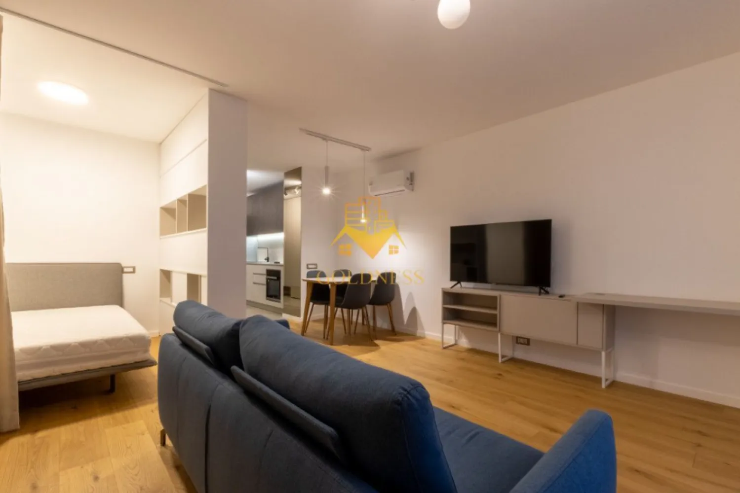 o camera, parcare, bloc nou, Gheorgheni zona FSEGA, Iulius Mall - GOLDNESS Imobiliare vă propune spre închiriere un apartament cu 2 camere complet mobilat și utilat, la etajul 4 într-un imobil de 6 etaje, în cartierul Gheorgheni. 

Apartamentul este compartimentat astfel:

 - living cu bucatarie open-space complet utilată, canapea extensibilă, loc de servit masa, pat matrimonial

 - baie cu cabina de dus, calorifer port prosop inox și dulap pentru depozitare.

 - terasa de 10 mp.

Imobilul este dotat cu toate cele necesare- centrală proprie, mașină de spălat haine, frigider, plită electrică, hotă, etc. 

Se află în apropierea stațiilor de transport în comun, magazine, restaurante, spații verzi, farmacii, etc. 

Se poate inchiria parcare subterana cu 60e.

Dacă sunteți interesați de acest apartament și doriți să îl vizionați, dar și pentru alte oferte sau detalii nu ezitați să ne contactați telefonic sau prin e-mail. Vă stăm la dispoziție!