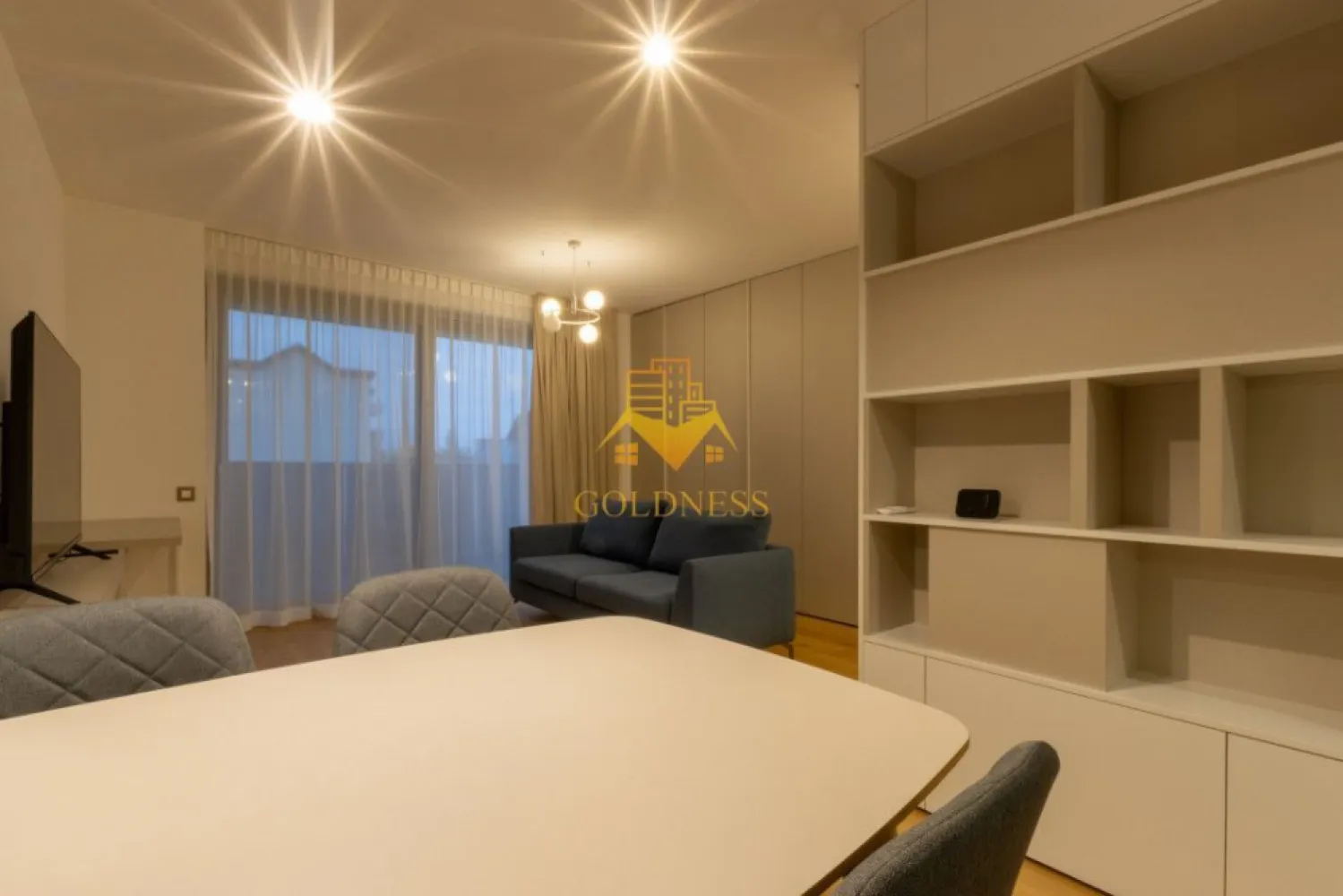 o camera, parcare, bloc nou, Gheorgheni zona FSEGA, Iulius Mall - GOLDNESS Imobiliare vă propune spre închiriere un apartament cu 2 camere complet mobilat și utilat, la etajul 4 într-un imobil de 6 etaje, în cartierul Gheorgheni. 

Apartamentul este compartimentat astfel:

 - living cu bucatarie open-space complet utilată, canapea extensibilă, loc de servit masa, pat matrimonial

 - baie cu cabina de dus, calorifer port prosop inox și dulap pentru depozitare.

 - terasa de 10 mp.

Imobilul este dotat cu toate cele necesare- centrală proprie, mașină de spălat haine, frigider, plită electrică, hotă, etc. 

Se află în apropierea stațiilor de transport în comun, magazine, restaurante, spații verzi, farmacii, etc. 

Se poate inchiria parcare subterana cu 60e.

Dacă sunteți interesați de acest apartament și doriți să îl vizionați, dar și pentru alte oferte sau detalii nu ezitați să ne contactați telefonic sau prin e-mail. Vă stăm la dispoziție!