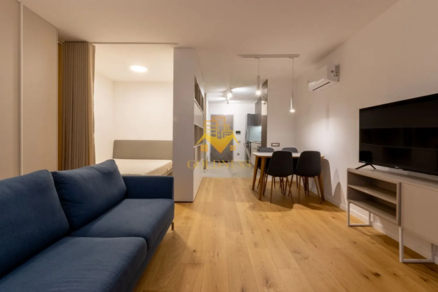 o camera, parcare, bloc nou, Gheorgheni zona FSEGA, Iulius Mall - GOLDNESS Imobiliare vă propune spre închiriere un apartament cu 2 camere complet mobilat și utilat, la etajul 4 într-un imobil de 6 etaje, în cartierul Gheorgheni. 

Apartamentul este compartimentat astfel:

 - living cu bucatarie open-space complet utilată, canapea extensibilă, loc de servit masa, pat matrimonial

 - baie cu cabina de dus, calorifer port prosop inox și dulap pentru depozitare.

 - terasa de 10 mp.

Imobilul este dotat cu toate cele necesare- centrală proprie, mașină de spălat haine, frigider, plită electrică, hotă, etc. 

Se află în apropierea stațiilor de transport în comun, magazine, restaurante, spații verzi, farmacii, etc. 

Se poate inchiria parcare subterana cu 60e.

Dacă sunteți interesați de acest apartament și doriți să îl vizionați, dar și pentru alte oferte sau detalii nu ezitați să ne contactați telefonic sau prin e-mail. Vă stăm la dispoziție!