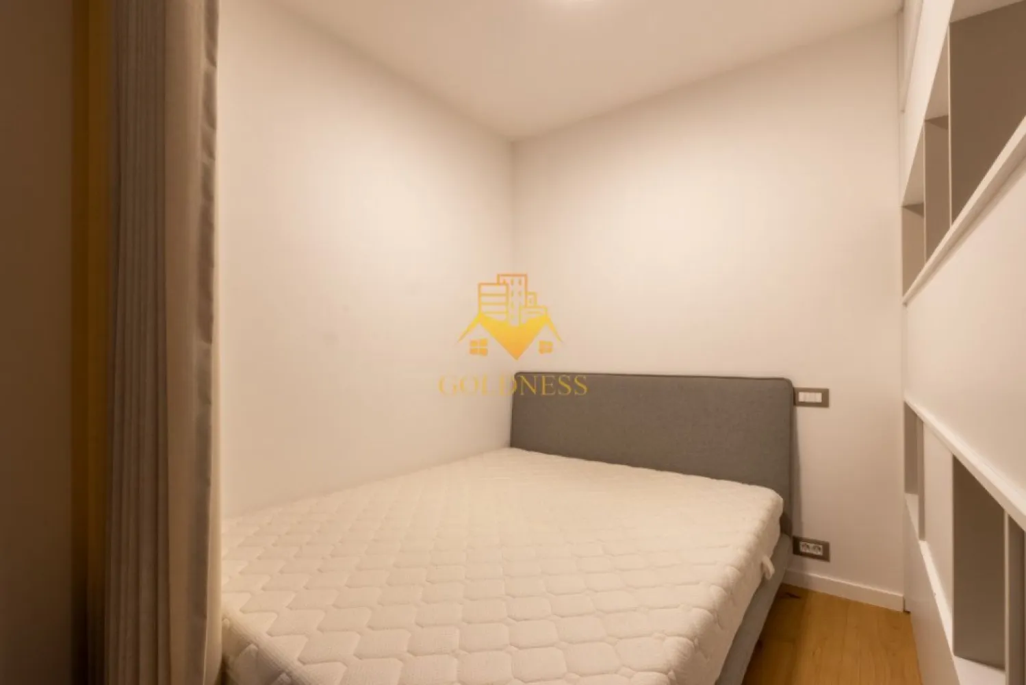 o camera, parcare, bloc nou, Gheorgheni zona FSEGA, Iulius Mall - GOLDNESS Imobiliare vă propune spre închiriere un apartament cu 2 camere complet mobilat și utilat, la etajul 4 într-un imobil de 6 etaje, în cartierul Gheorgheni. 

Apartamentul este compartimentat astfel:

 - living cu bucatarie open-space complet utilată, canapea extensibilă, loc de servit masa, pat matrimonial

 - baie cu cabina de dus, calorifer port prosop inox și dulap pentru depozitare.

 - terasa de 10 mp.

Imobilul este dotat cu toate cele necesare- centrală proprie, mașină de spălat haine, frigider, plită electrică, hotă, etc. 

Se află în apropierea stațiilor de transport în comun, magazine, restaurante, spații verzi, farmacii, etc. 

Se poate inchiria parcare subterana cu 60e.

Dacă sunteți interesați de acest apartament și doriți să îl vizionați, dar și pentru alte oferte sau detalii nu ezitați să ne contactați telefonic sau prin e-mail. Vă stăm la dispoziție!