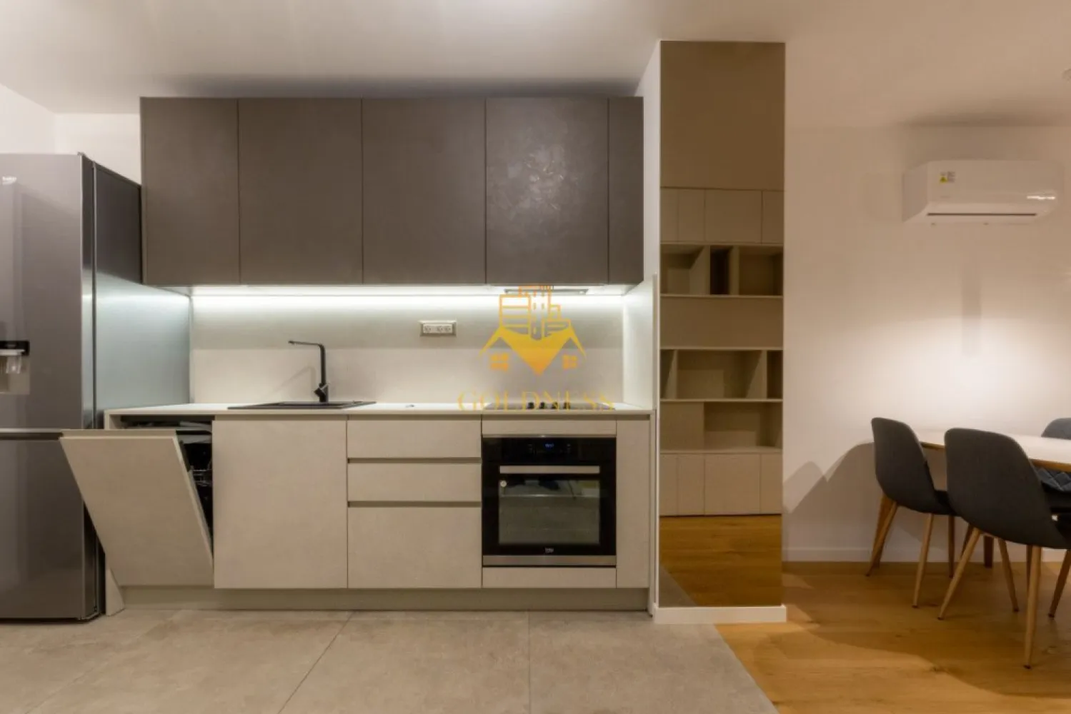o camera, parcare, bloc nou, Gheorgheni zona FSEGA, Iulius Mall - GOLDNESS Imobiliare vă propune spre închiriere un apartament cu 2 camere complet mobilat și utilat, la etajul 4 într-un imobil de 6 etaje, în cartierul Gheorgheni. 

Apartamentul este compartimentat astfel:

 - living cu bucatarie open-space complet utilată, canapea extensibilă, loc de servit masa, pat matrimonial

 - baie cu cabina de dus, calorifer port prosop inox și dulap pentru depozitare.

 - terasa de 10 mp.

Imobilul este dotat cu toate cele necesare- centrală proprie, mașină de spălat haine, frigider, plită electrică, hotă, etc. 

Se află în apropierea stațiilor de transport în comun, magazine, restaurante, spații verzi, farmacii, etc. 

Se poate inchiria parcare subterana cu 60e.

Dacă sunteți interesați de acest apartament și doriți să îl vizionați, dar și pentru alte oferte sau detalii nu ezitați să ne contactați telefonic sau prin e-mail. Vă stăm la dispoziție!