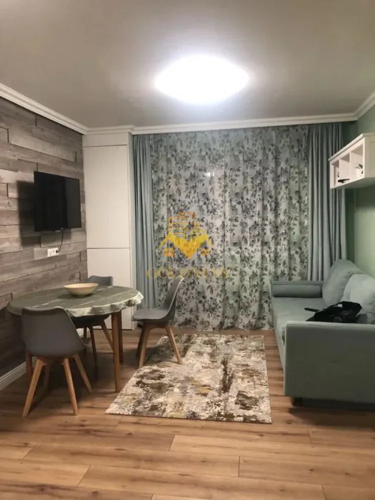 3 camere Openspace, Zona BMW, Parcare, Mega Image, Avram Iancu - GOLDNESS Imobiliare vă propune spre închiriere un apartament cu 3 camere complet mobilat și utilat, la etajul 5 într-un imobil de 7 etaje, în Cartierul Floresti, ZONA BMW- Avram Iancu

Dispune de loc de parcare!

Se află în apropierea stațiilor de transport în comun, magazine, restaurante, spații verzi, farmacii, etc. 

 Apartamentul este compartimentat astfel:

 - dormitor cu pat matrimonial, dressing, noptiere, birou, oglindă

- dormitor cu pat matrimonial , dressing, noptiere, 

 - living cu bucatarie open space complet utilată și mobilată, canapea extensibilă, loc de servit masa 

 - baie cu cadă, calorifer port prosop și dulap pentru depozitare.

 - balcon 5 mp.

Imobilul este dotat cu toate cele necesare- centrală proprie, frigider, plită , hotă, mașină de spălat haine, TV, AC, etc. 

Dacă sunteți interesați de acest apartament și doriți să îl vizionați, dar și pentru alte oferte nu ezitați să ne contactați telefonic sau prin e-mail. Vă stăm la dispoziție!

Pentru intermediere se percepe un comision de 50% din prețul chiriei!
