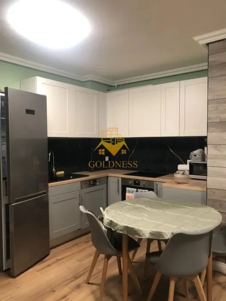 3 camere Openspace, Zona BMW, Parcare, Mega Image, Avram Iancu - GOLDNESS Imobiliare vă propune spre închiriere un apartament cu 3 camere complet mobilat și utilat, la etajul 5 într-un imobil de 7 etaje, în Cartierul Floresti, ZONA BMW- Avram Iancu

Dispune de loc de parcare!

Se află în apropierea stațiilor de transport în comun, magazine, restaurante, spații verzi, farmacii, etc. 

 Apartamentul este compartimentat astfel:

 - dormitor cu pat matrimonial, dressing, noptiere, birou, oglindă

- dormitor cu pat matrimonial , dressing, noptiere, 

 - living cu bucatarie open space complet utilată și mobilată, canapea extensibilă, loc de servit masa 

 - baie cu cadă, calorifer port prosop și dulap pentru depozitare.

 - balcon 5 mp.

Imobilul este dotat cu toate cele necesare- centrală proprie, frigider, plită , hotă, mașină de spălat haine, TV, AC, etc. 

Dacă sunteți interesați de acest apartament și doriți să îl vizionați, dar și pentru alte oferte nu ezitați să ne contactați telefonic sau prin e-mail. Vă stăm la dispoziție!

Pentru intermediere se percepe un comision de 50% din prețul chiriei!