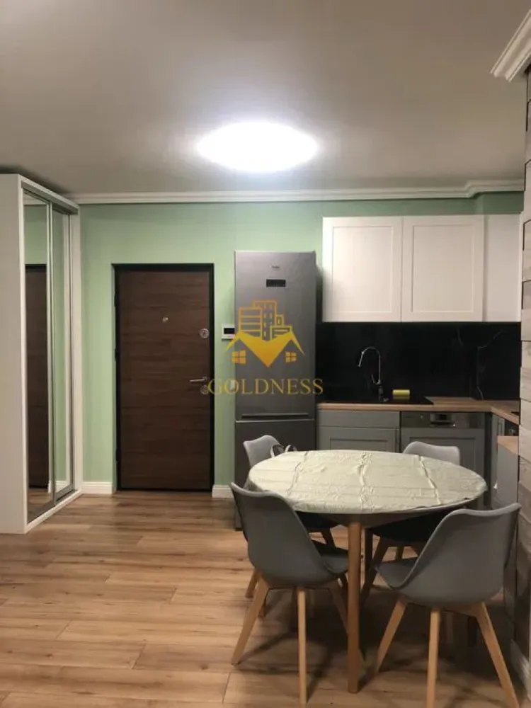 3 camere Openspace, Zona BMW, Parcare, Mega Image, Avram Iancu - GOLDNESS Imobiliare vă propune spre închiriere un apartament cu 3 camere complet mobilat și utilat, la etajul 5 într-un imobil de 7 etaje, în Cartierul Floresti, ZONA BMW- Avram Iancu

Dispune de loc de parcare!

Se află în apropierea stațiilor de transport în comun, magazine, restaurante, spații verzi, farmacii, etc. 

 Apartamentul este compartimentat astfel:

 - dormitor cu pat matrimonial, dressing, noptiere, birou, oglindă

- dormitor cu pat matrimonial , dressing, noptiere, 

 - living cu bucatarie open space complet utilată și mobilată, canapea extensibilă, loc de servit masa 

 - baie cu cadă, calorifer port prosop și dulap pentru depozitare.

 - balcon 5 mp.

Imobilul este dotat cu toate cele necesare- centrală proprie, frigider, plită , hotă, mașină de spălat haine, TV, AC, etc. 

Dacă sunteți interesați de acest apartament și doriți să îl vizionați, dar și pentru alte oferte nu ezitați să ne contactați telefonic sau prin e-mail. Vă stăm la dispoziție!

Pentru intermediere se percepe un comision de 50% din prețul chiriei!