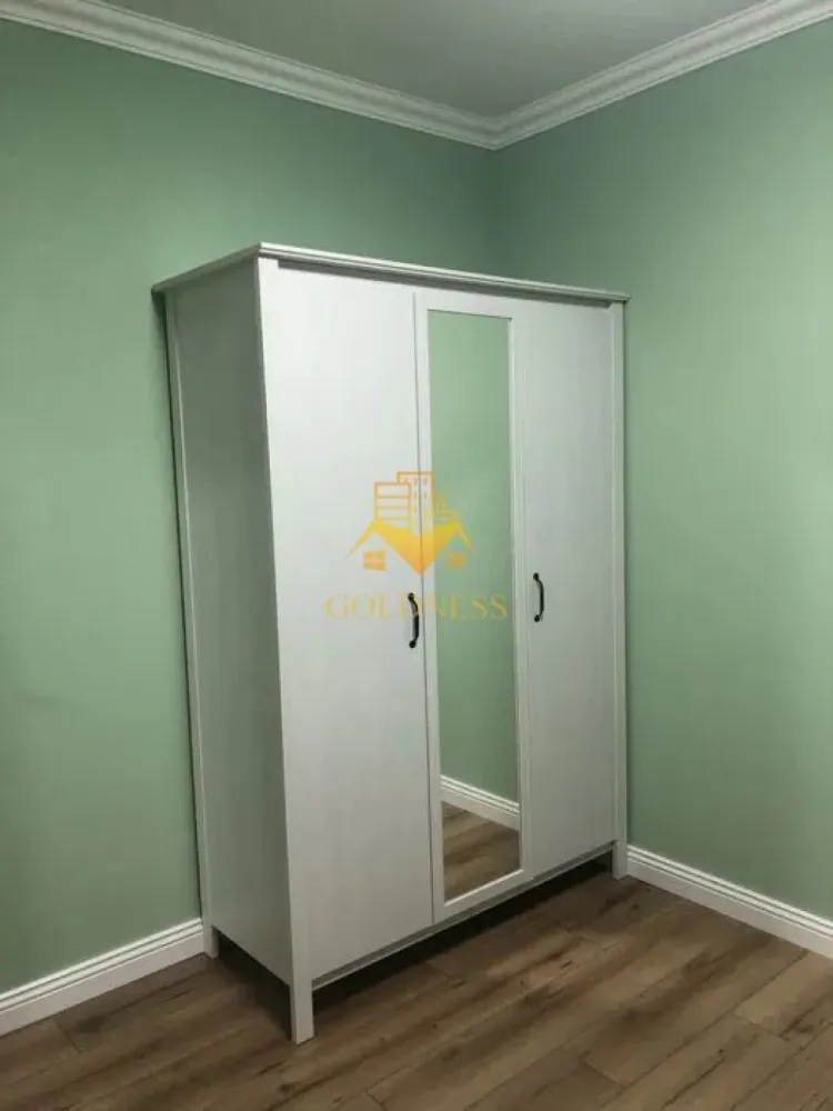 3 camere Openspace, Zona BMW, Parcare, Mega Image, Avram Iancu - GOLDNESS Imobiliare vă propune spre închiriere un apartament cu 3 camere complet mobilat și utilat, la etajul 5 într-un imobil de 7 etaje, în Cartierul Floresti, ZONA BMW- Avram Iancu

Dispune de loc de parcare!

Se află în apropierea stațiilor de transport în comun, magazine, restaurante, spații verzi, farmacii, etc. 

 Apartamentul este compartimentat astfel:

 - dormitor cu pat matrimonial, dressing, noptiere, birou, oglindă

- dormitor cu pat matrimonial , dressing, noptiere, 

 - living cu bucatarie open space complet utilată și mobilată, canapea extensibilă, loc de servit masa 

 - baie cu cadă, calorifer port prosop și dulap pentru depozitare.

 - balcon 5 mp.

Imobilul este dotat cu toate cele necesare- centrală proprie, frigider, plită , hotă, mașină de spălat haine, TV, AC, etc. 

Dacă sunteți interesați de acest apartament și doriți să îl vizionați, dar și pentru alte oferte nu ezitați să ne contactați telefonic sau prin e-mail. Vă stăm la dispoziție!

Pentru intermediere se percepe un comision de 50% din prețul chiriei!